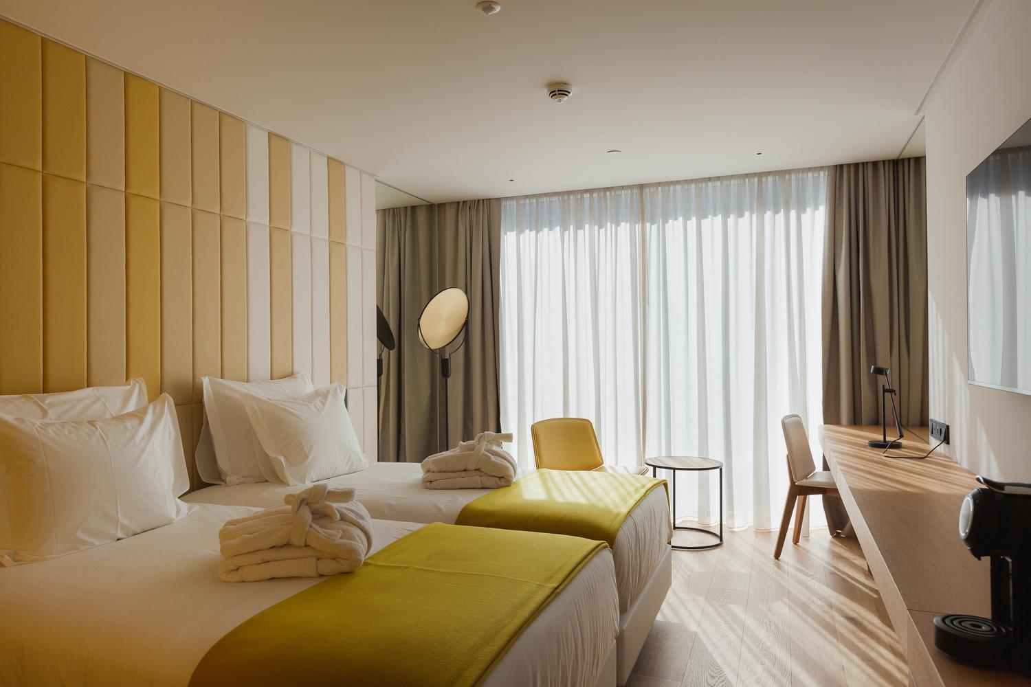 Deluxe Twin Room with Show View - Photo 1