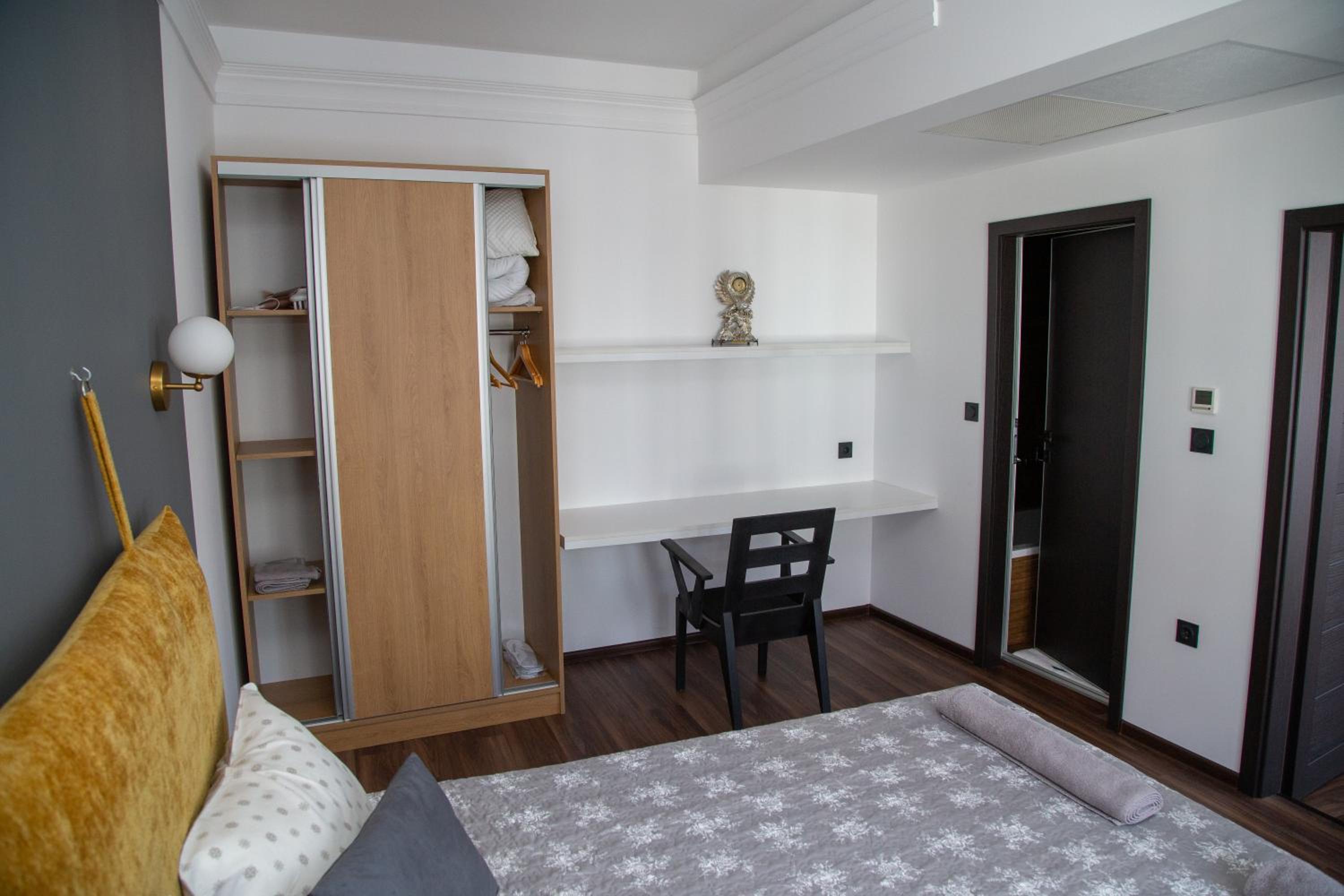 One-Bedroom Apartment - Photo 2