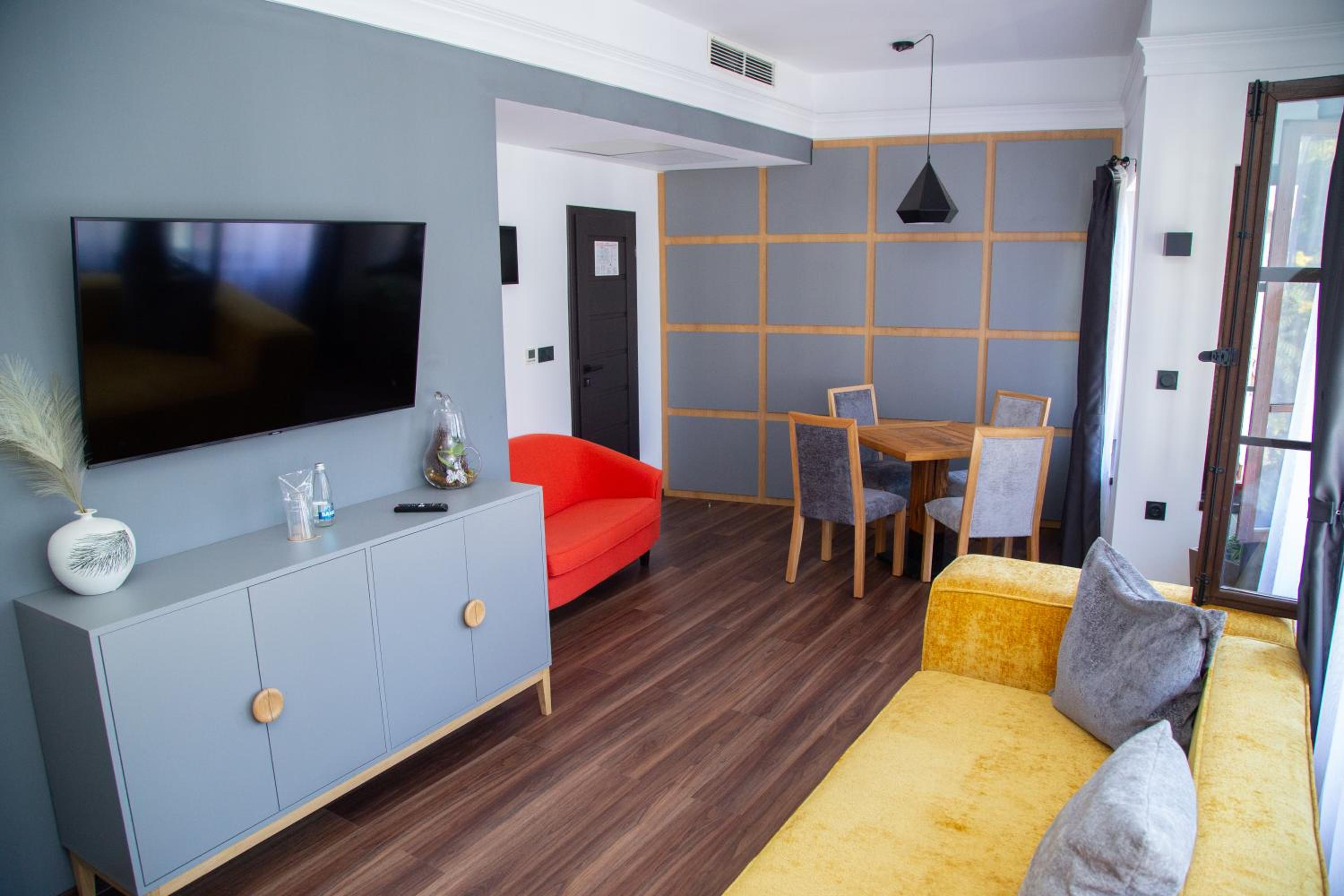 One-Bedroom Apartment - Photo 3