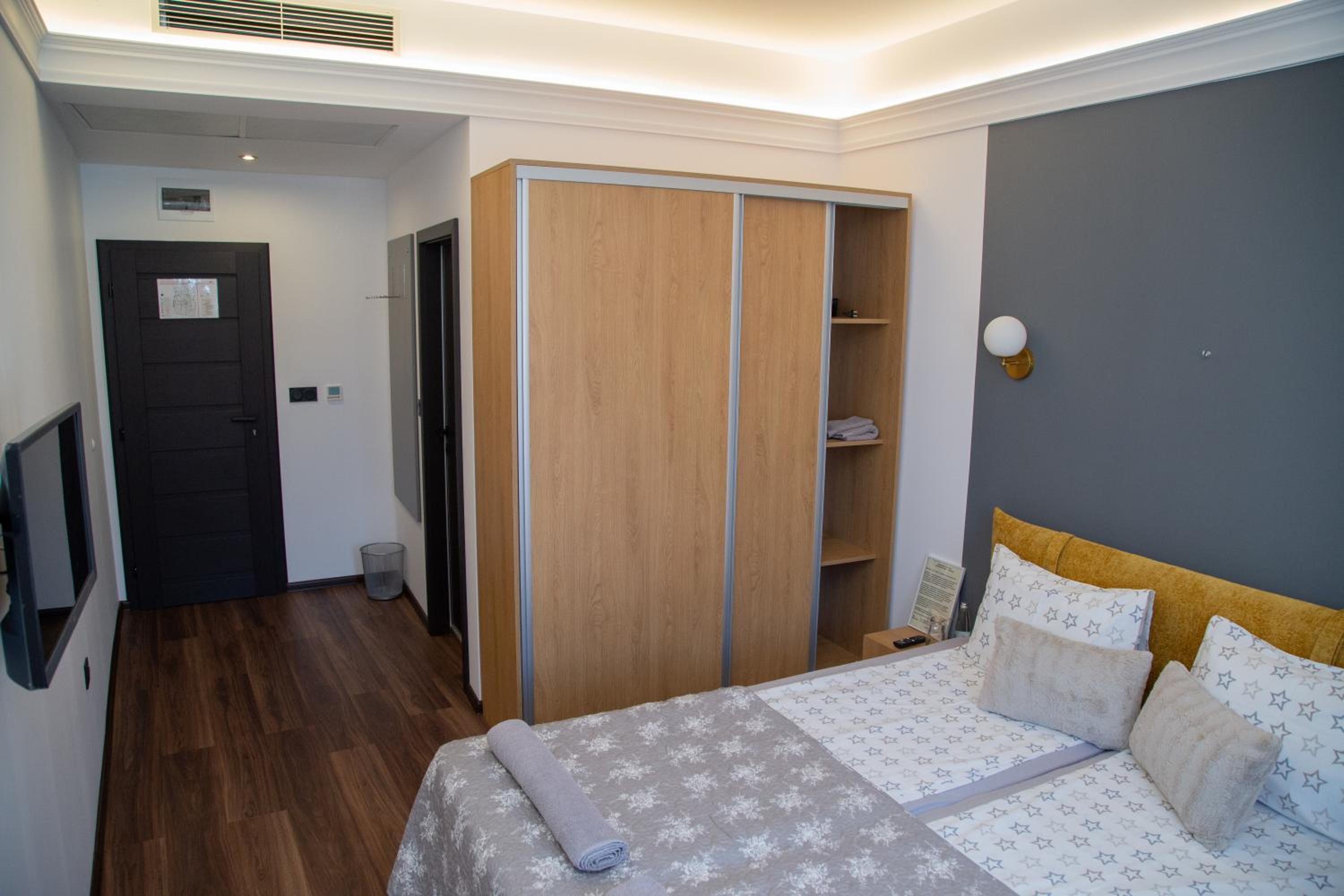 Double Room with Extra Bed - Photo 2