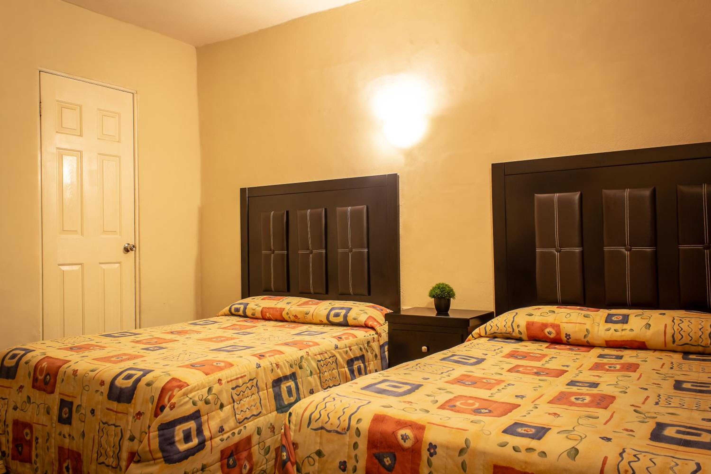Double Room with Two Double Beds - Photo 2