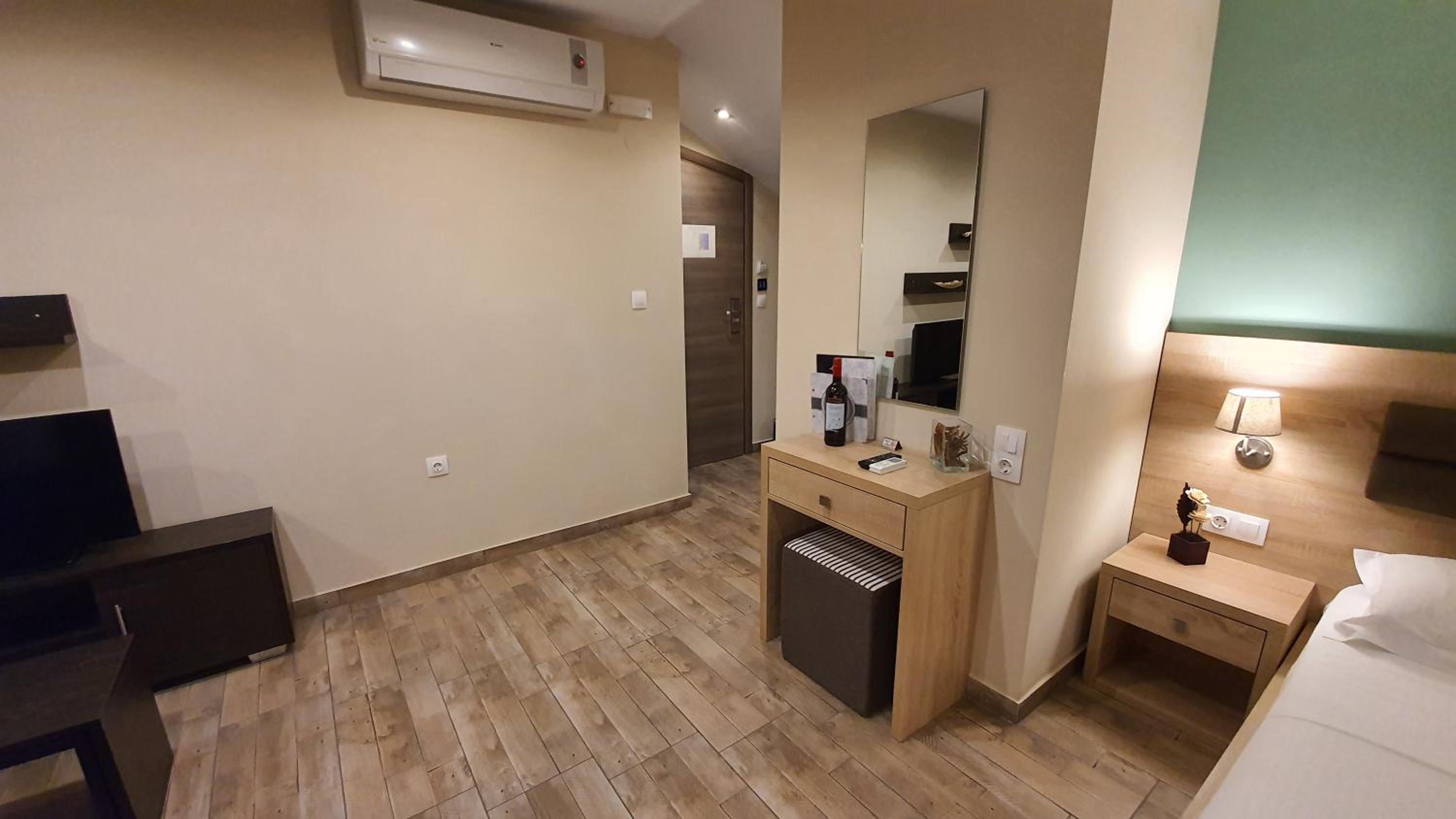 Deluxe Triple Attic Room with Balcony photo 2