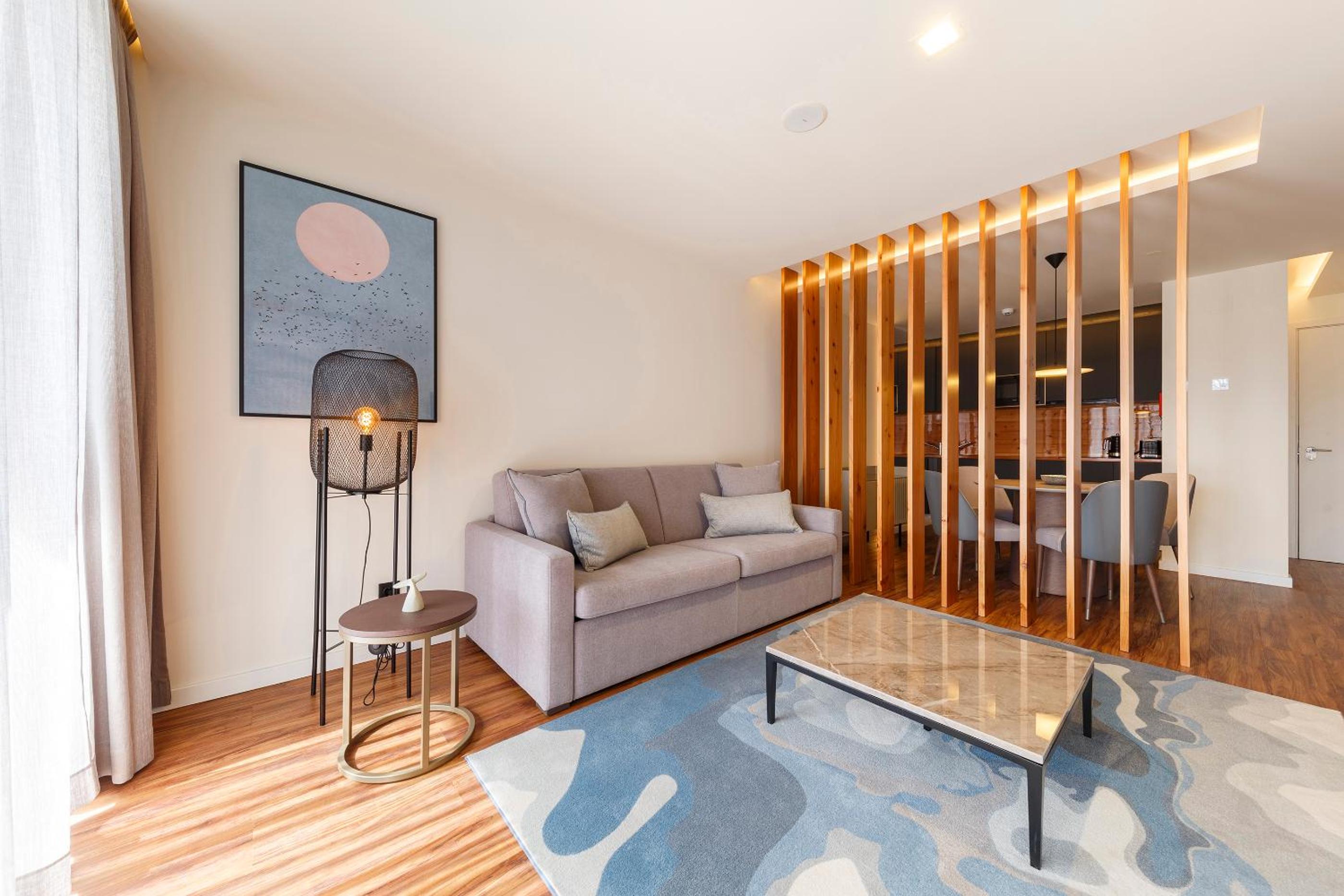 Superior One-Bedroom Apartment - Photo 2