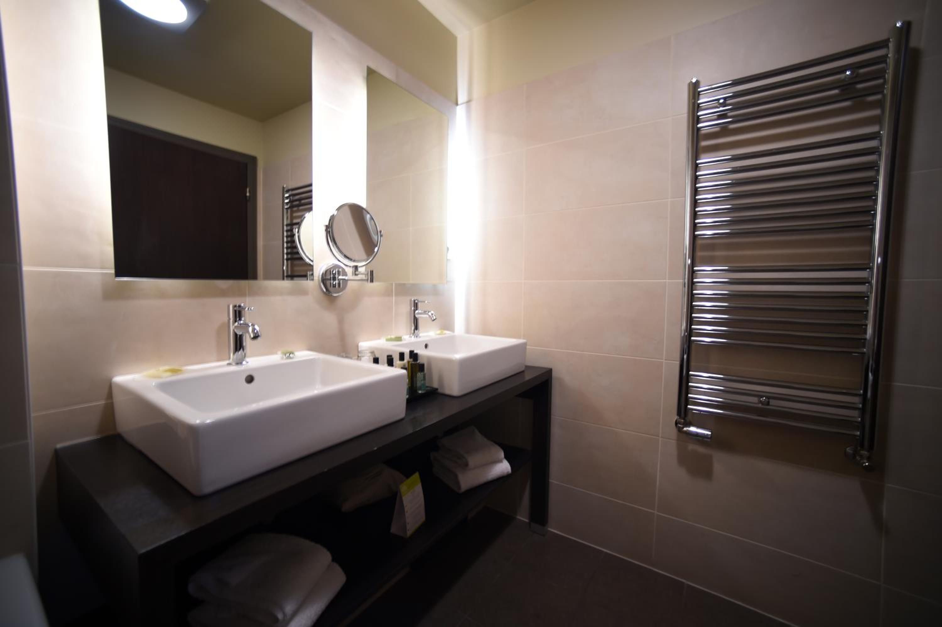 Superior Double Room with Lake View - Photo 4