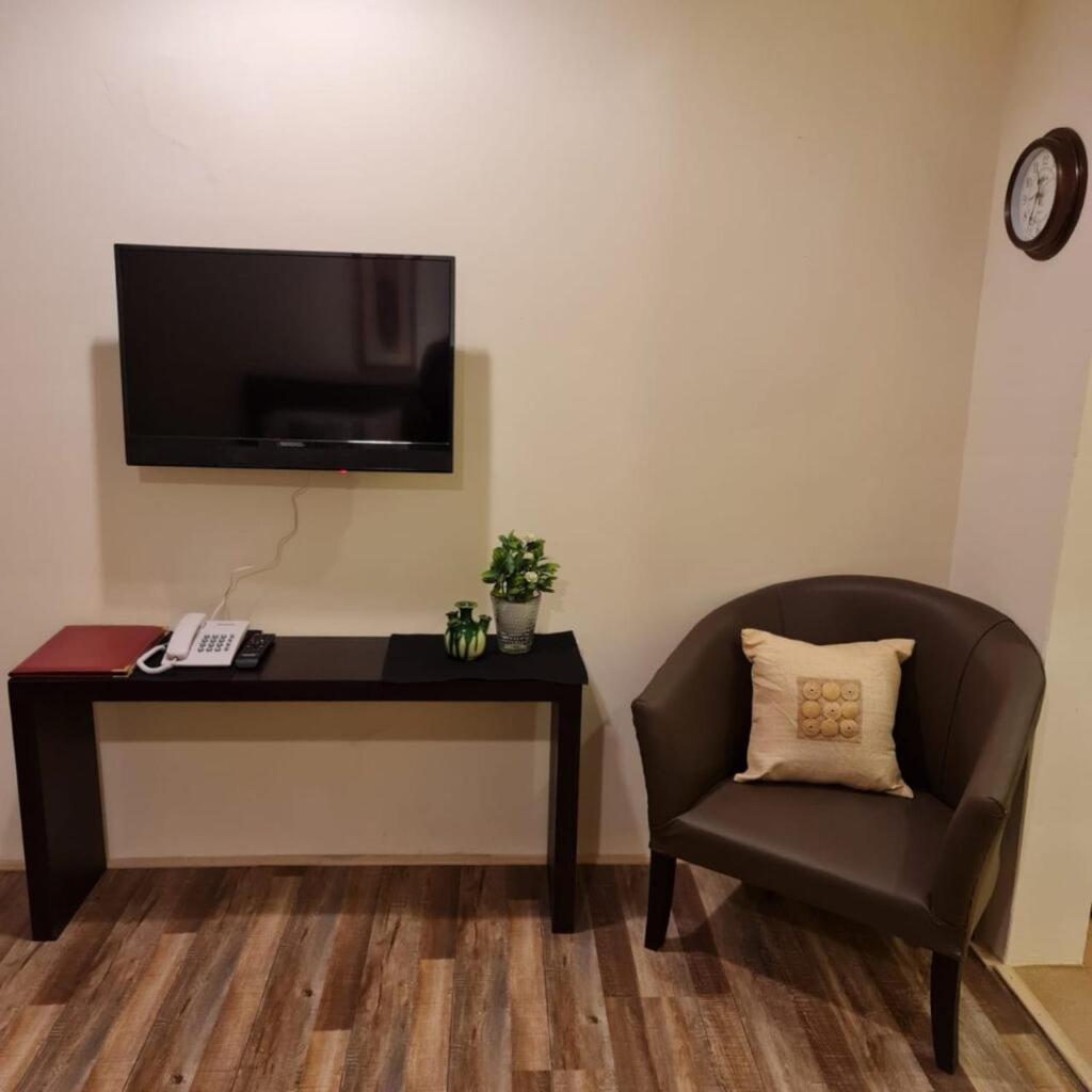 Double or Twin Room with Private Bathroom photo 3