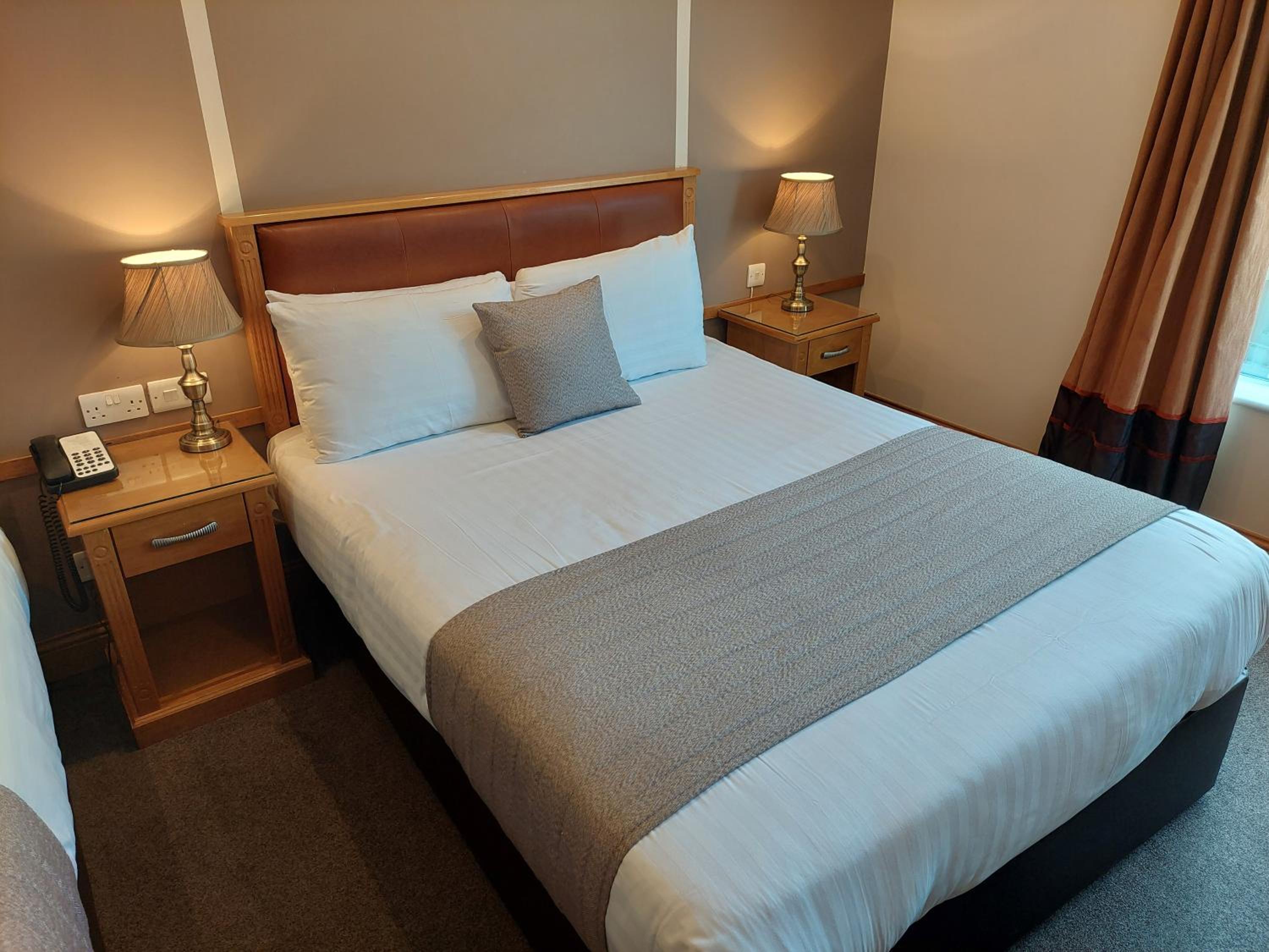 Standard Double or Twin Room - Photo 8