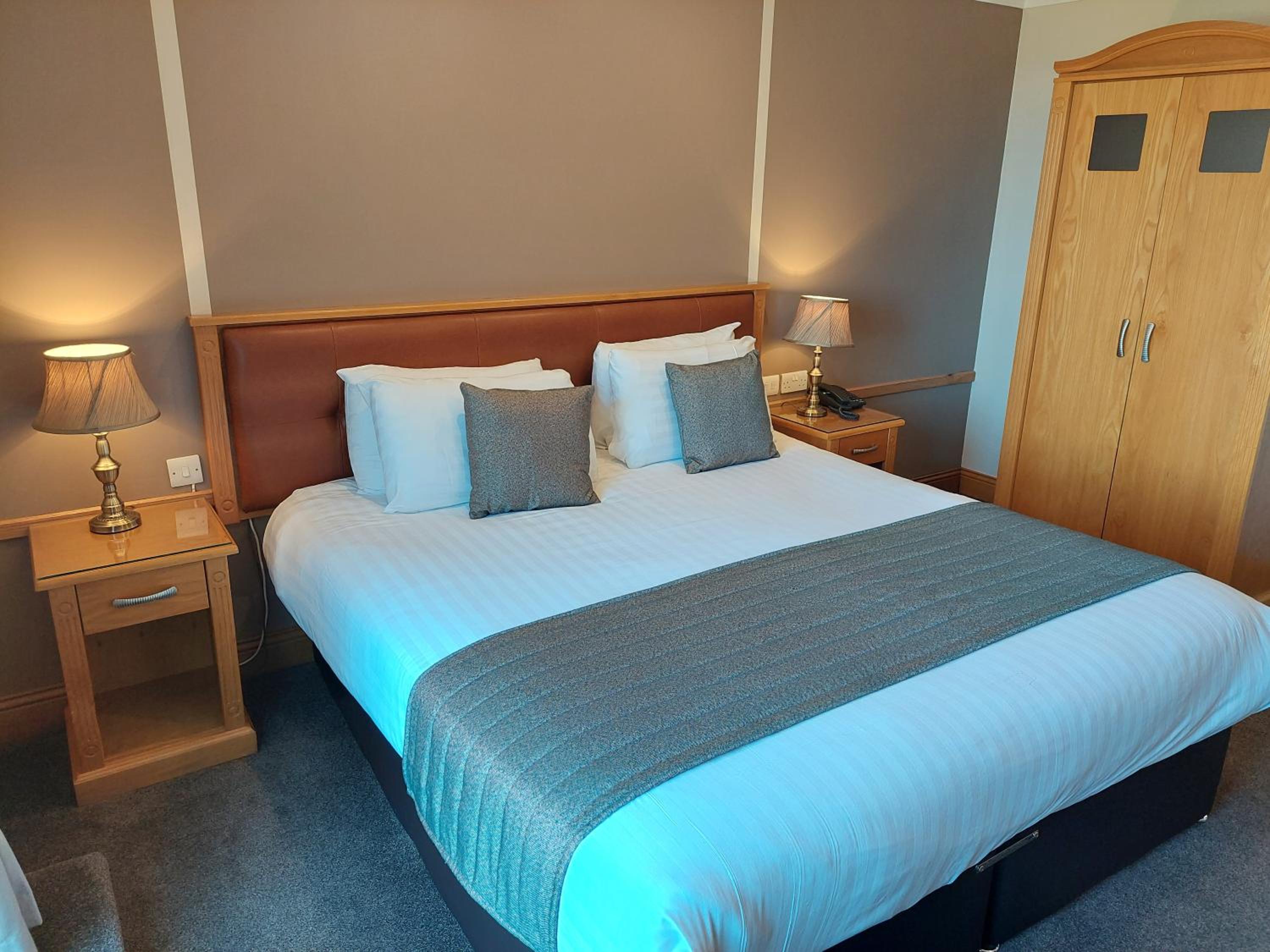 Standard Double or Twin Room - Photo 3
