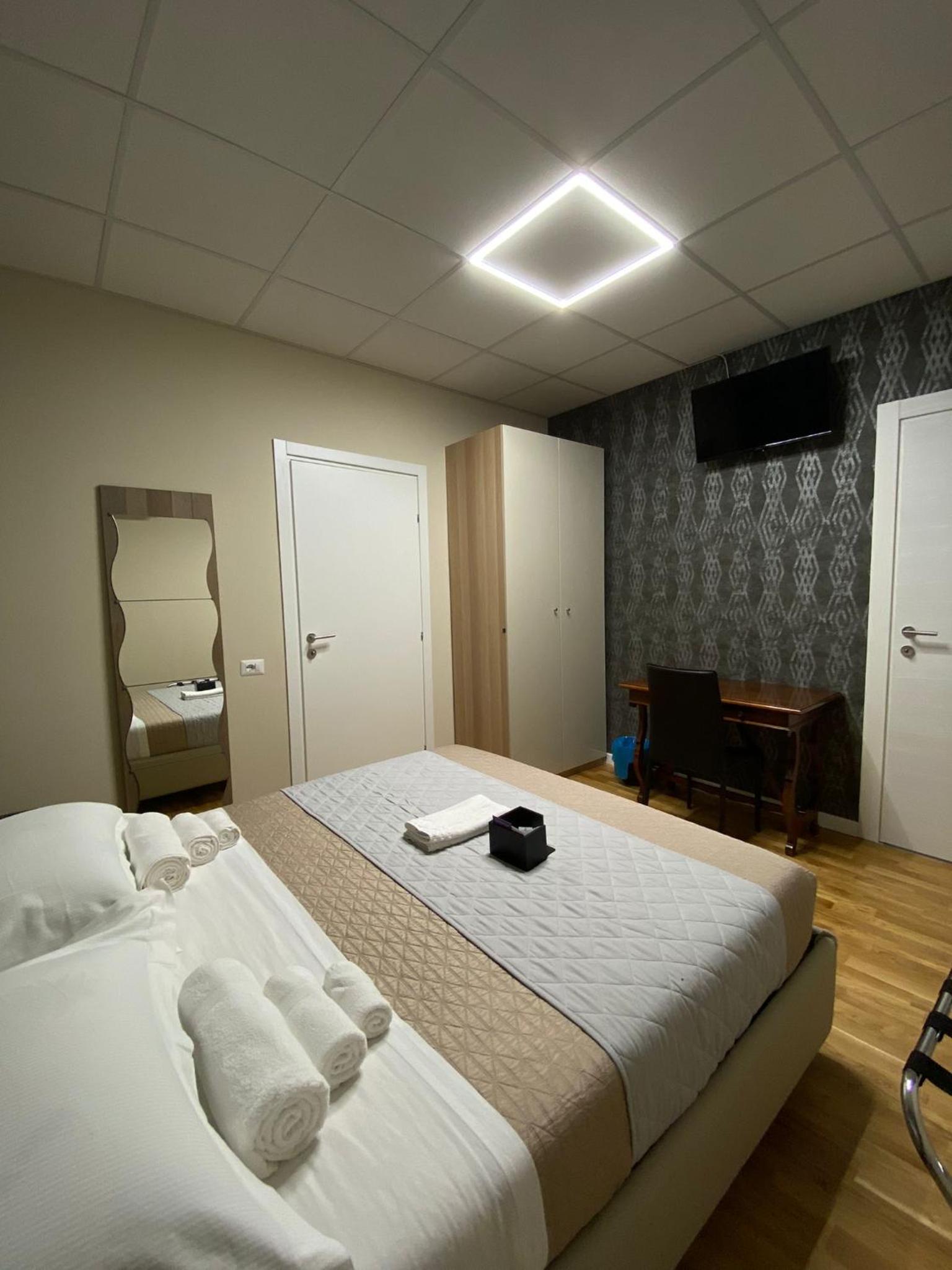 Budget Double Room - Photo 6