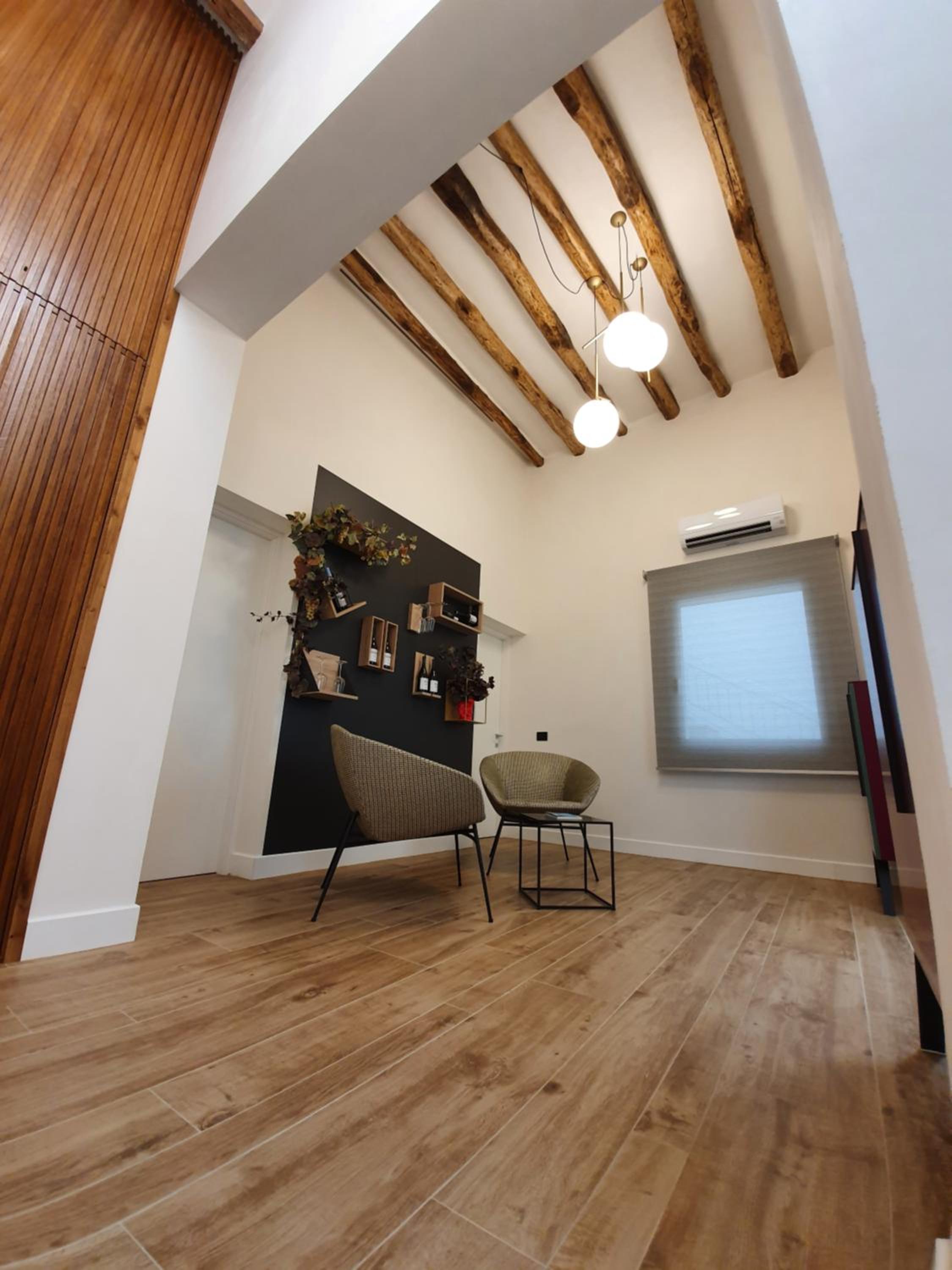 King Room with Balcony - Photo 9