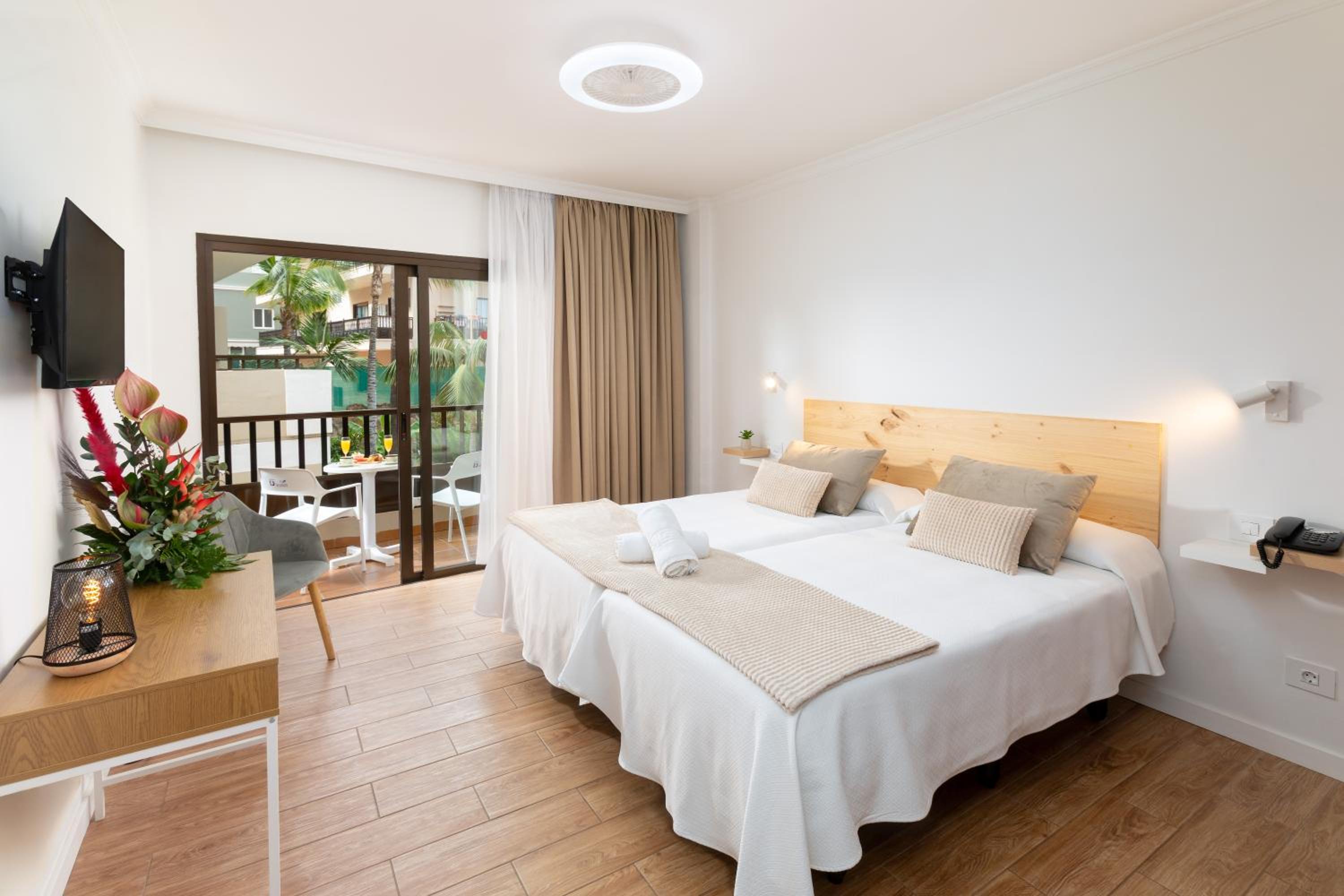 Deluxe Double Room thumbnail 6