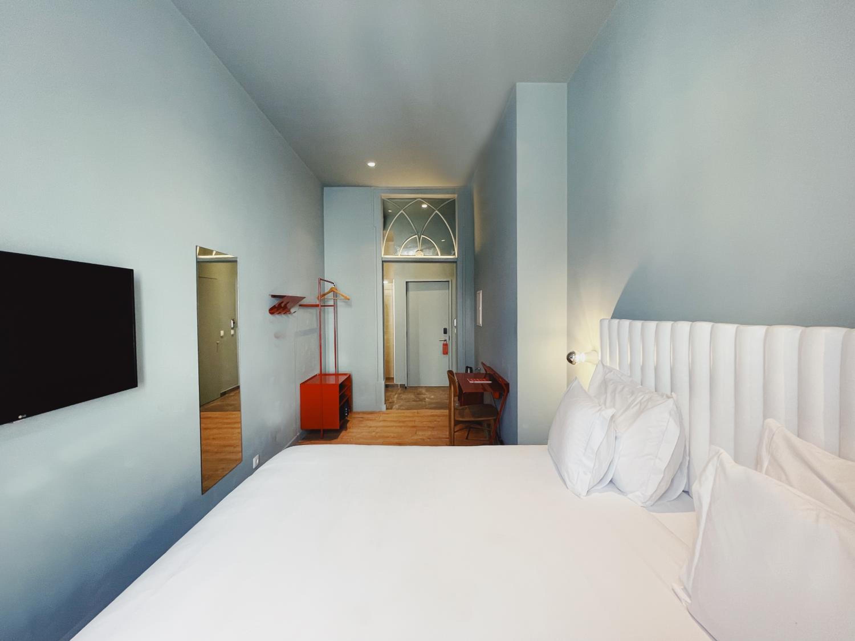 Superior Room with City View - Photo 6