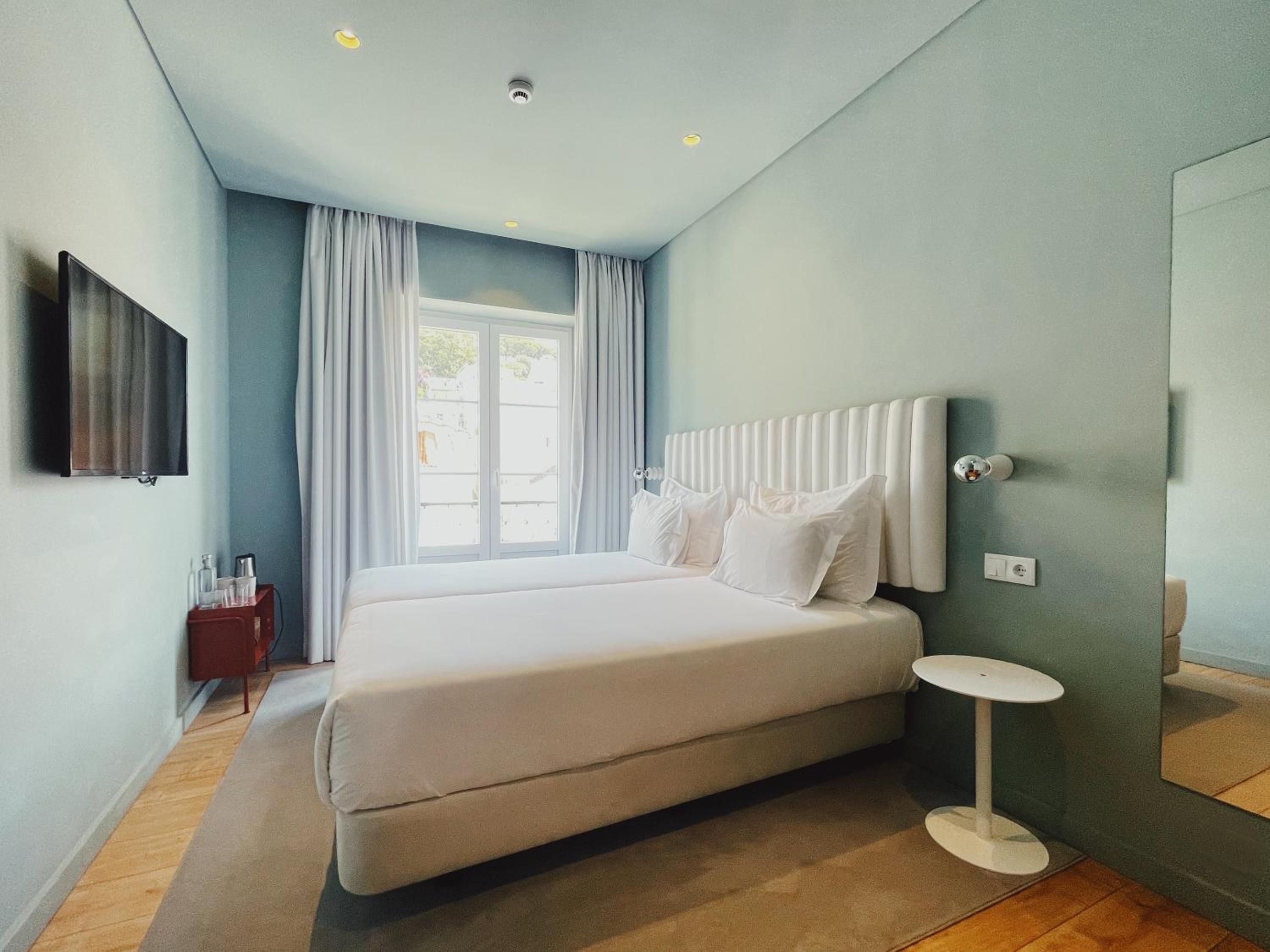 Superior Room with City View - Photo 8