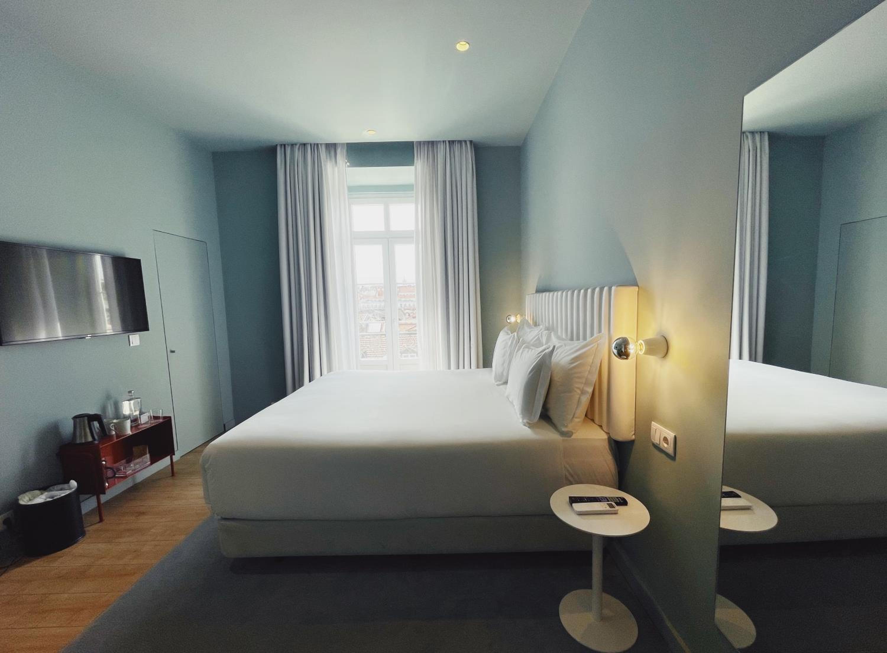 Superior Room with City View - Photo 12