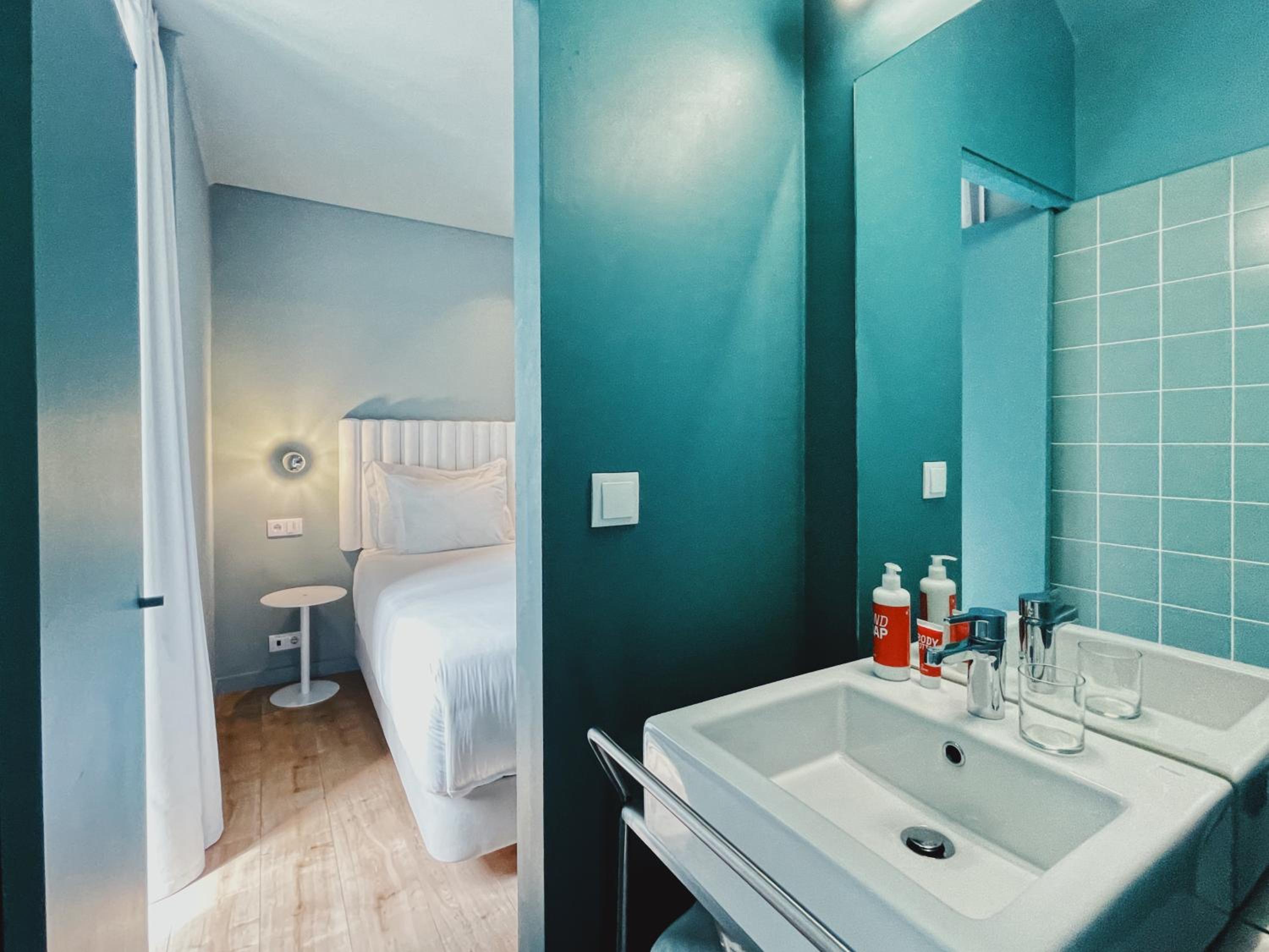 Superior Room with City View - Photo 13