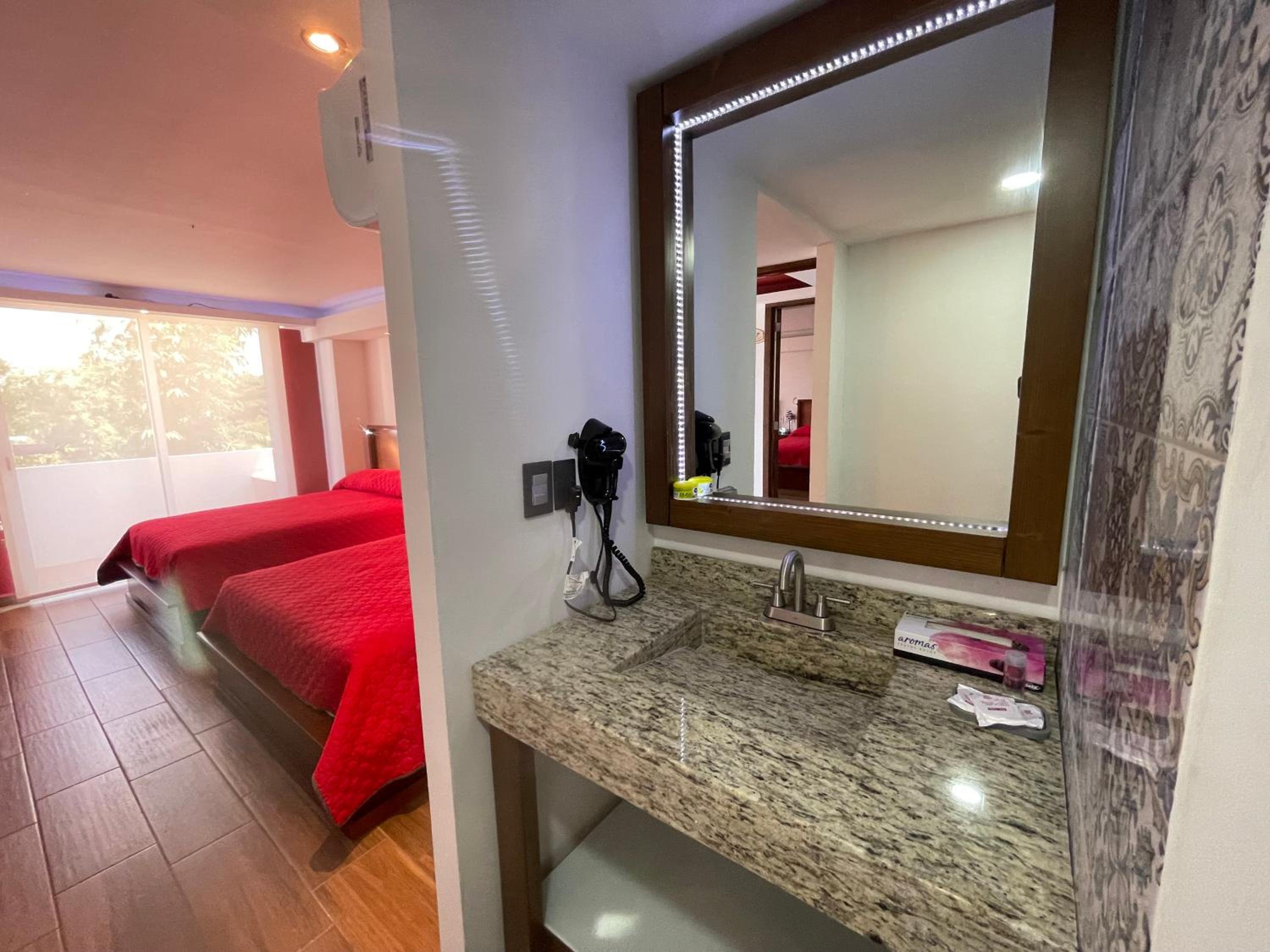 Deluxe Quadruple Room - Photo 21