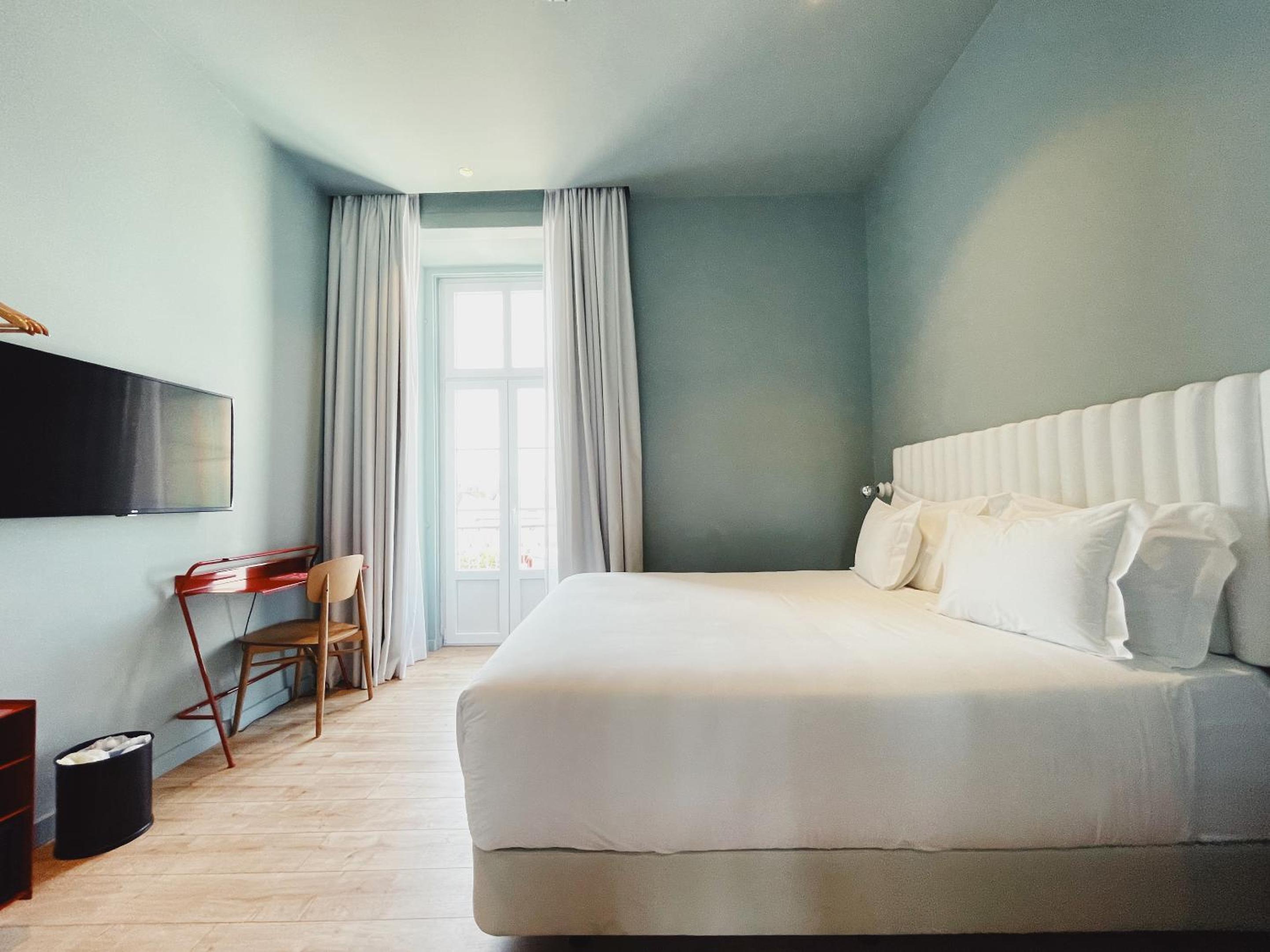 Superior Room with City View - Photo 18