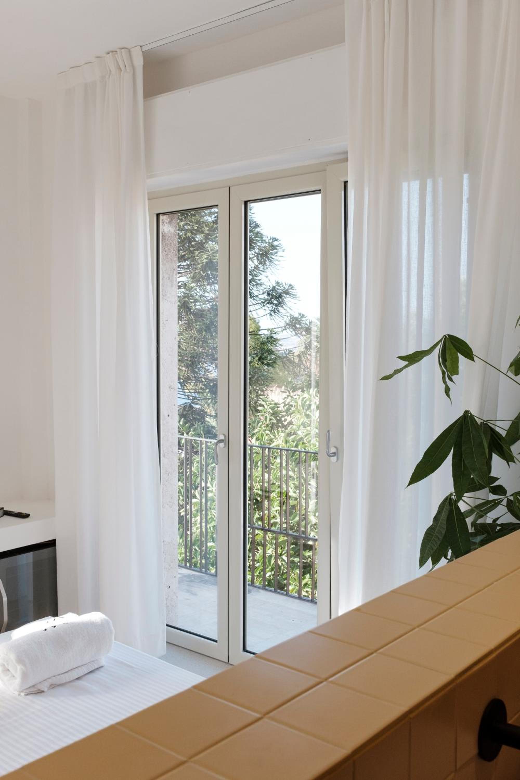 Deluxe Double Room with Balcony and Sea View - Photo 11