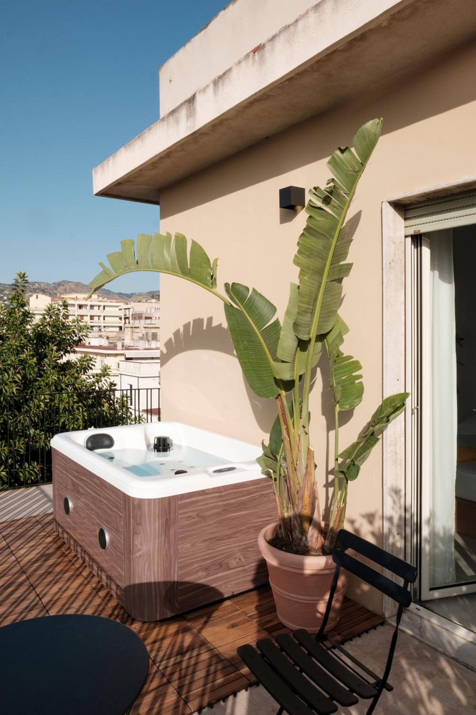 Deluxe Double Room with Balcony and Sea View - Photo 6
