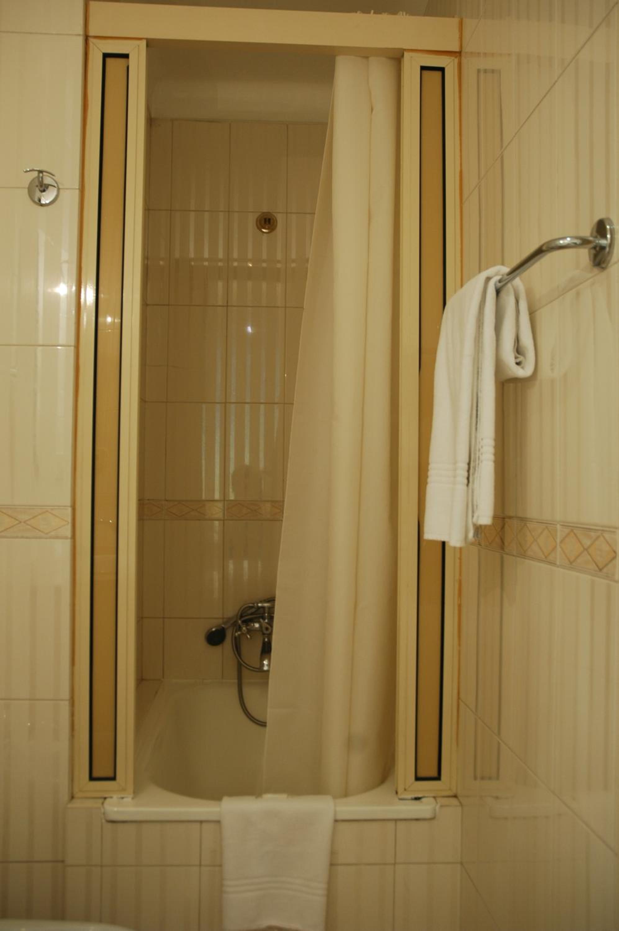 Double Room with Private Bathroom - Photo 6