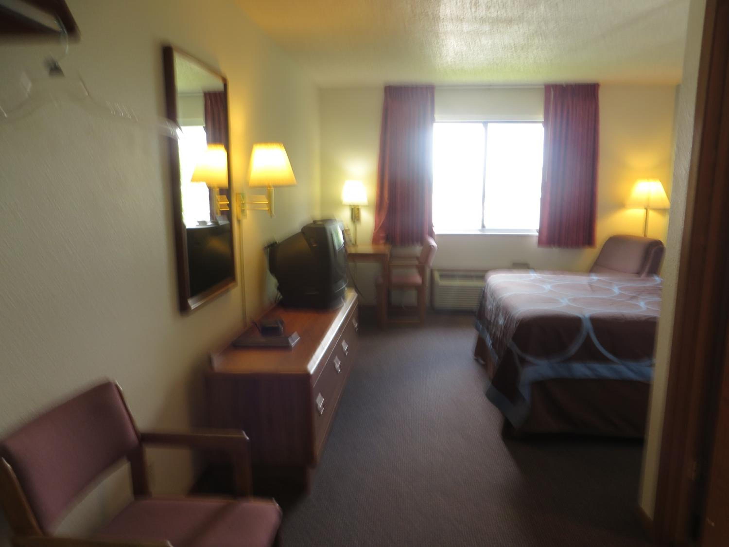 King Room - Non-Smoking - Photo 8