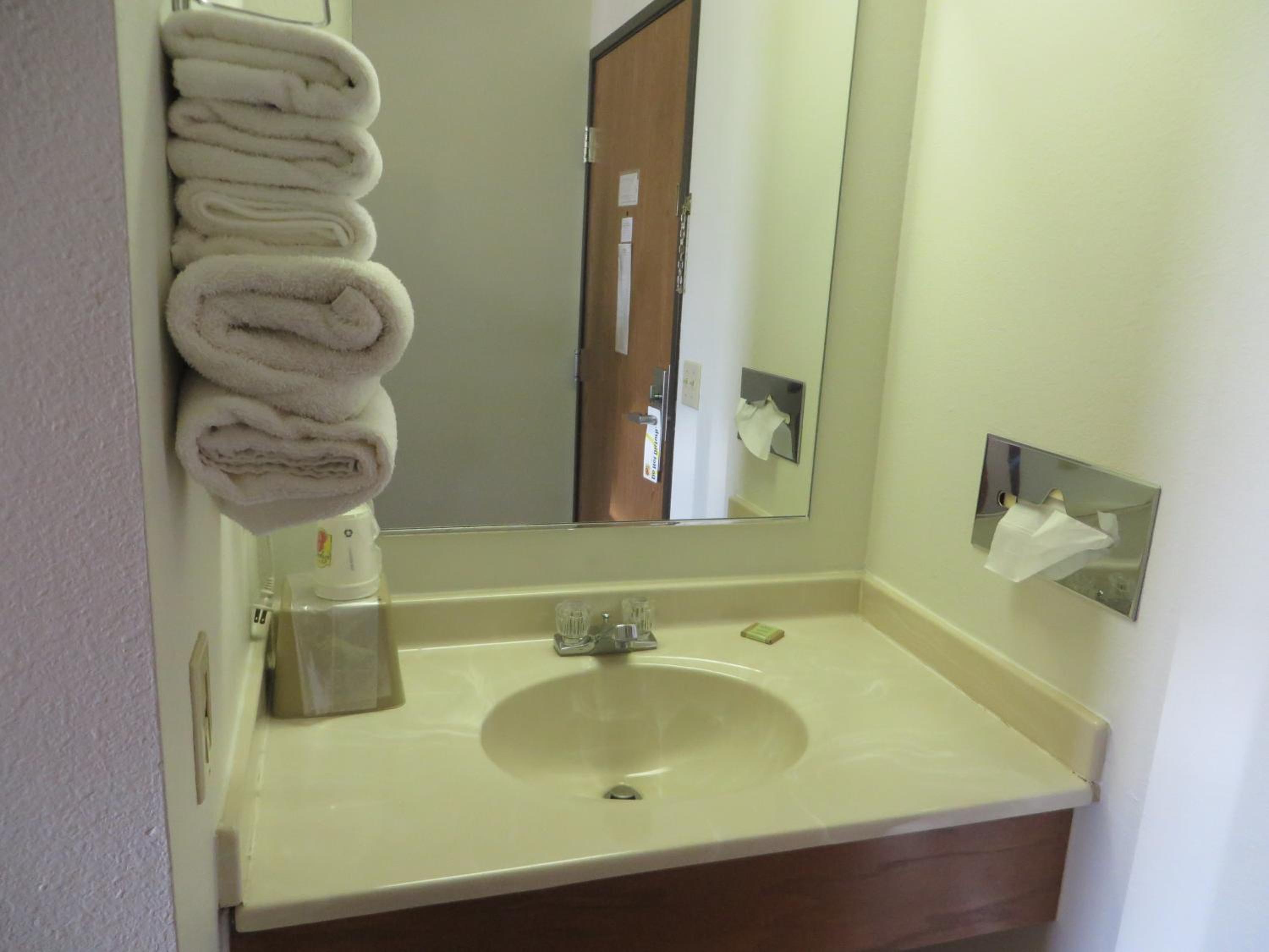 Deluxe Double Room with Two Double Beds - Non-Smoking - Photo 9