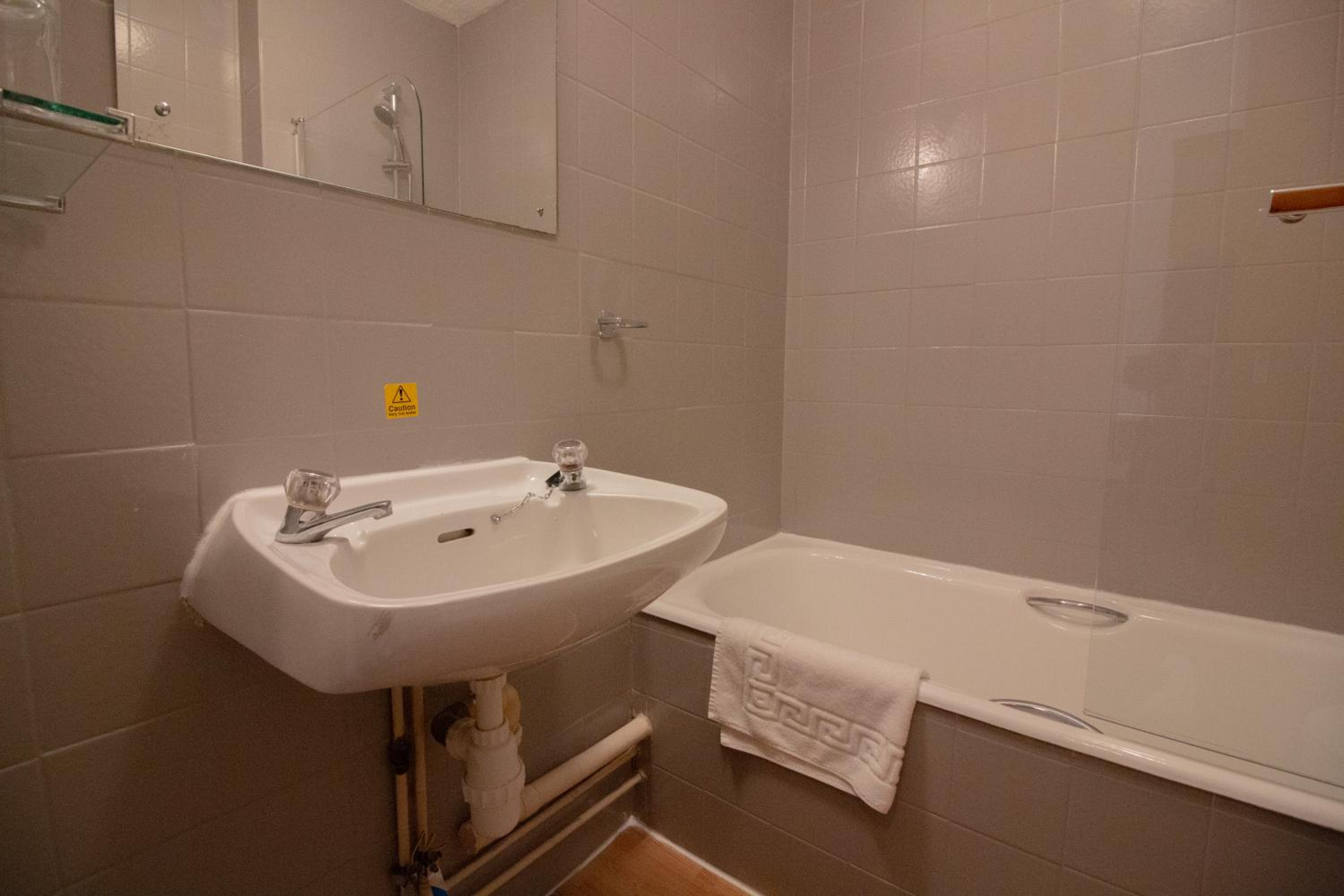 Double Room - Photo 7