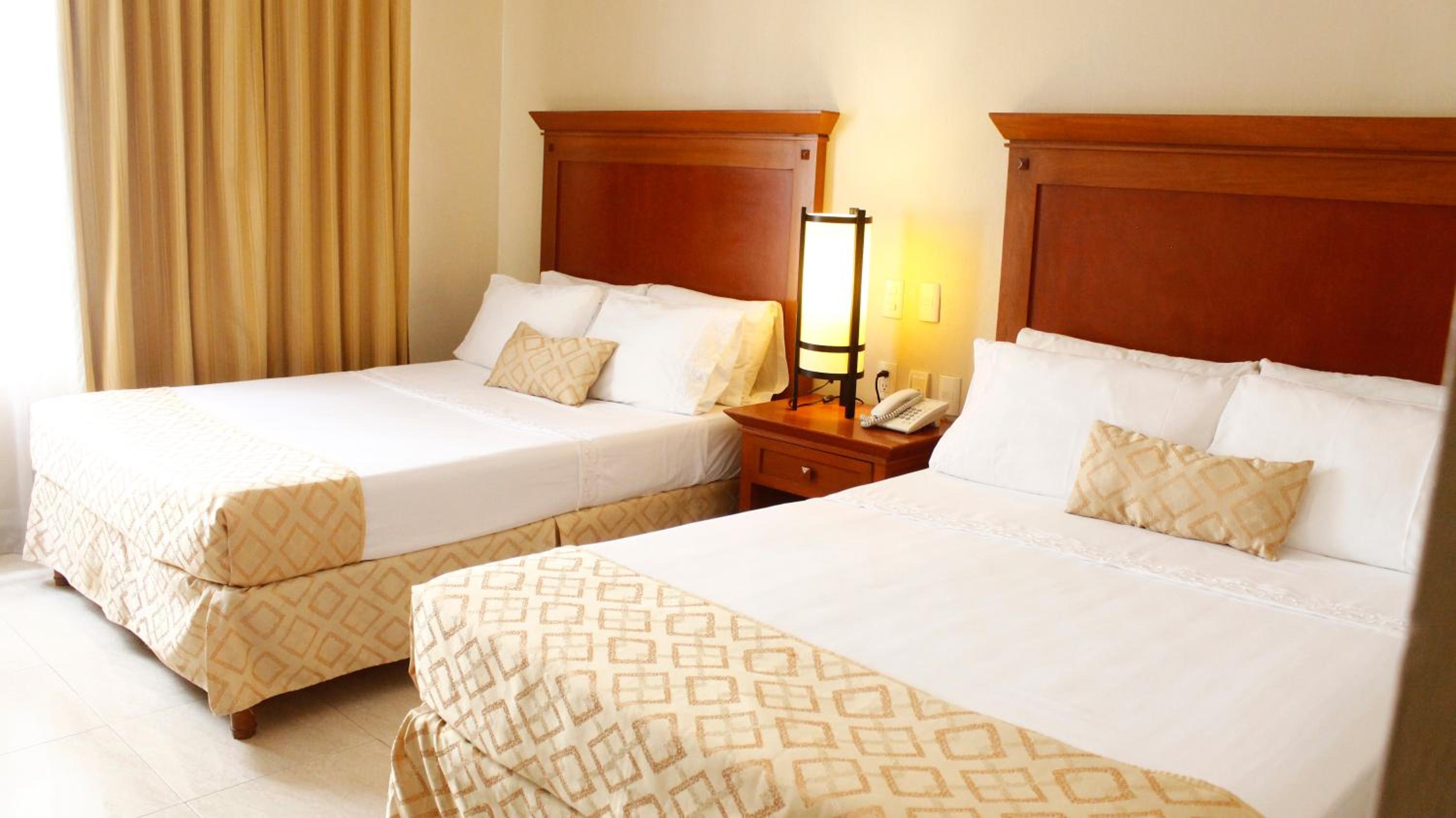 Queen Room with Two Queen Beds photo 3