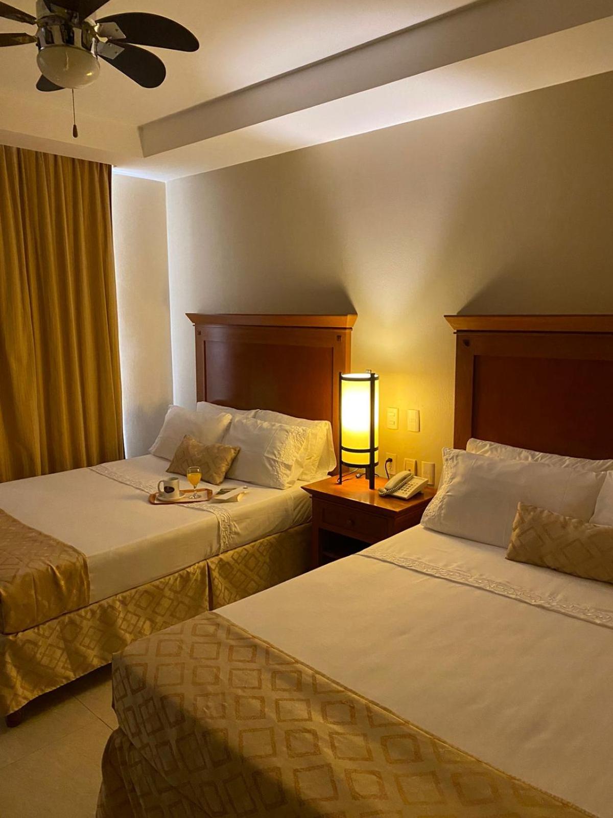 Queen Room with Two Queen Beds photo 2
