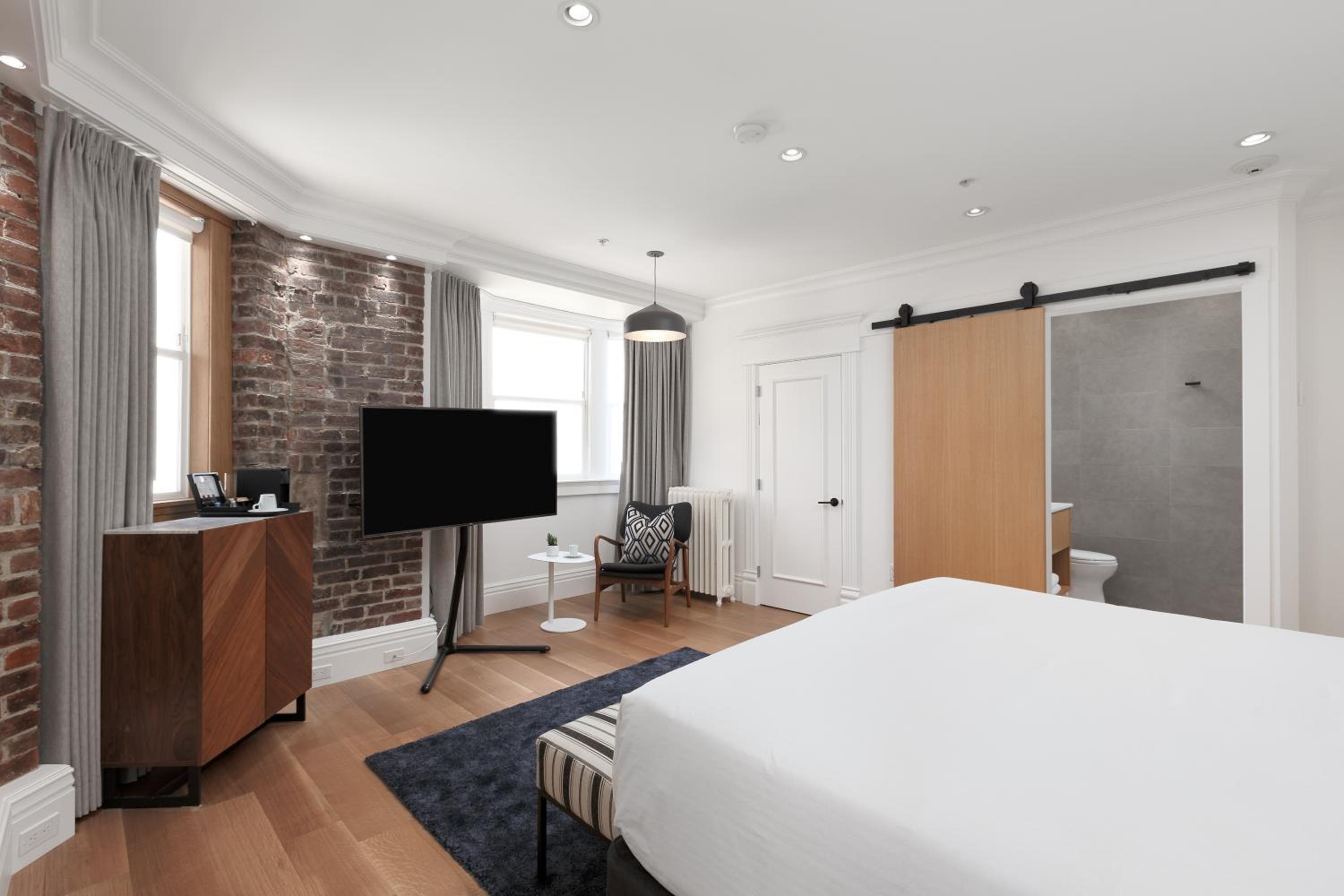 Legacy King Room (Private Bathroom)