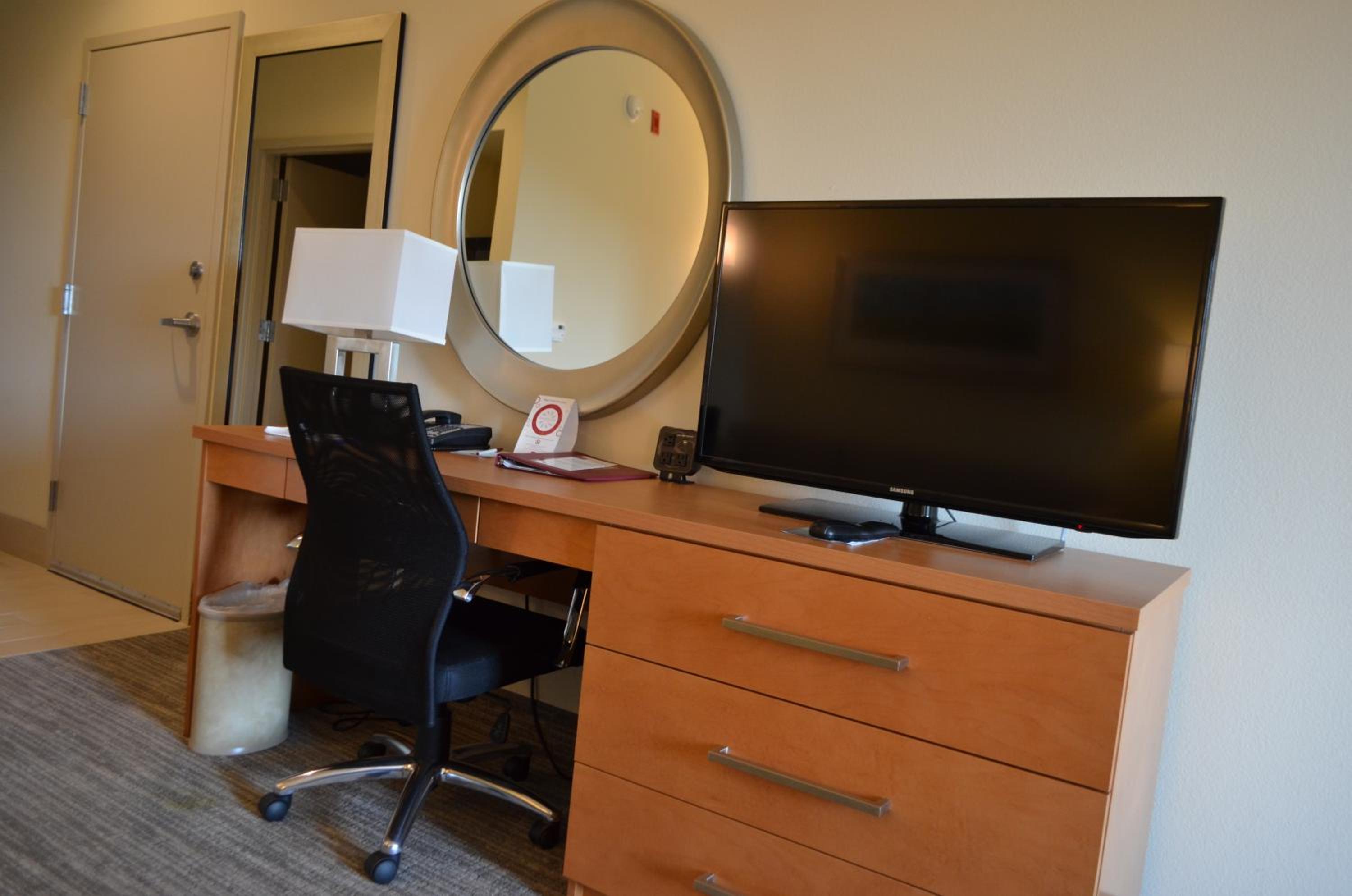 King Suite - Non-Smoking photo 2