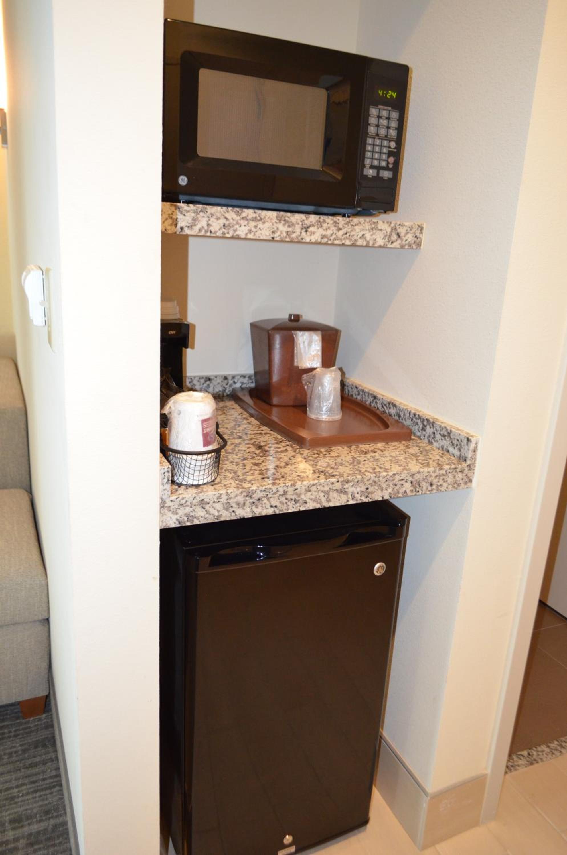Queen Suite with Two Queen Beds - Non-Smoking photo 3