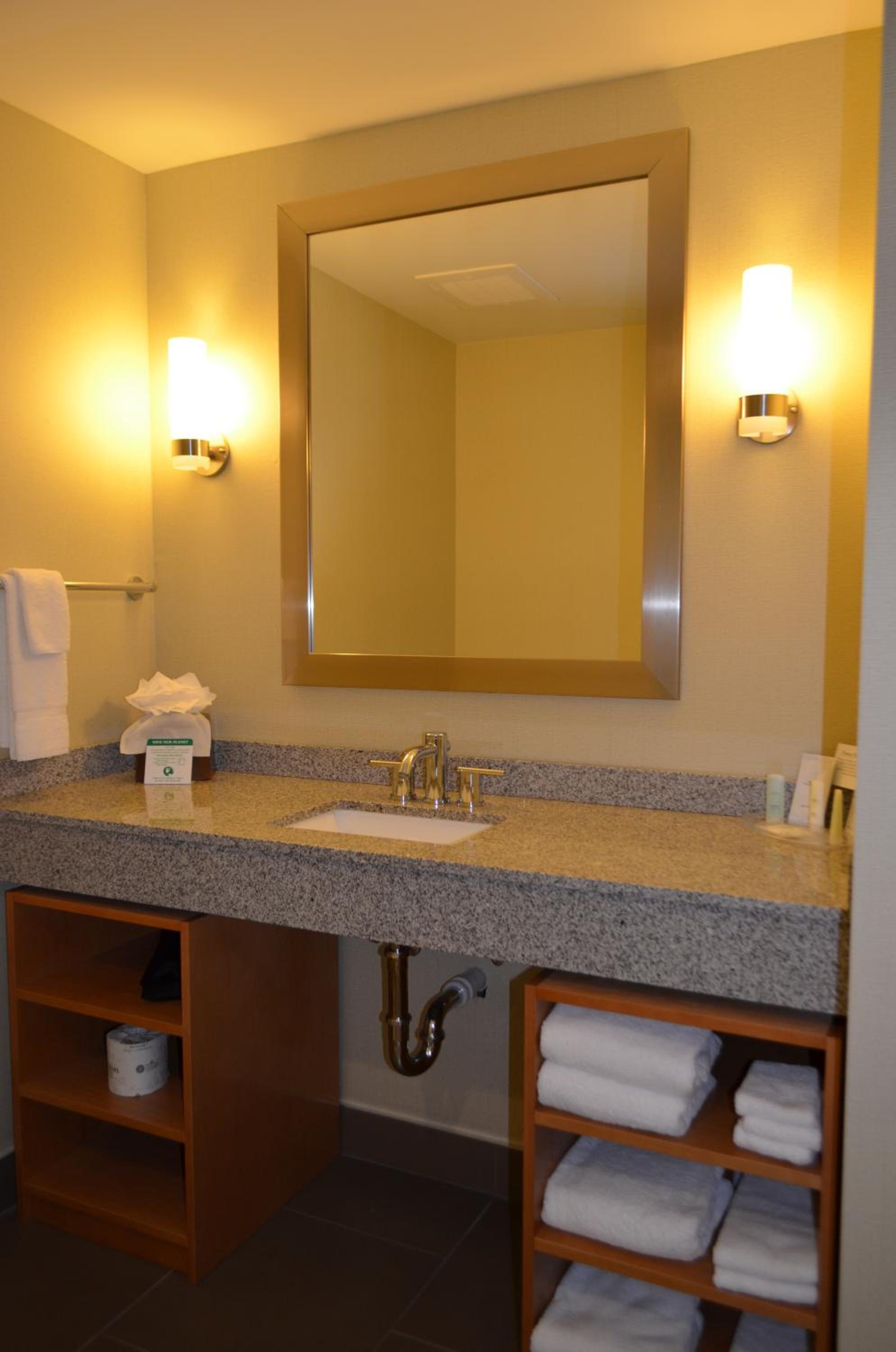 Queen Suite with Two Queen Beds - Non-Smoking photo 2