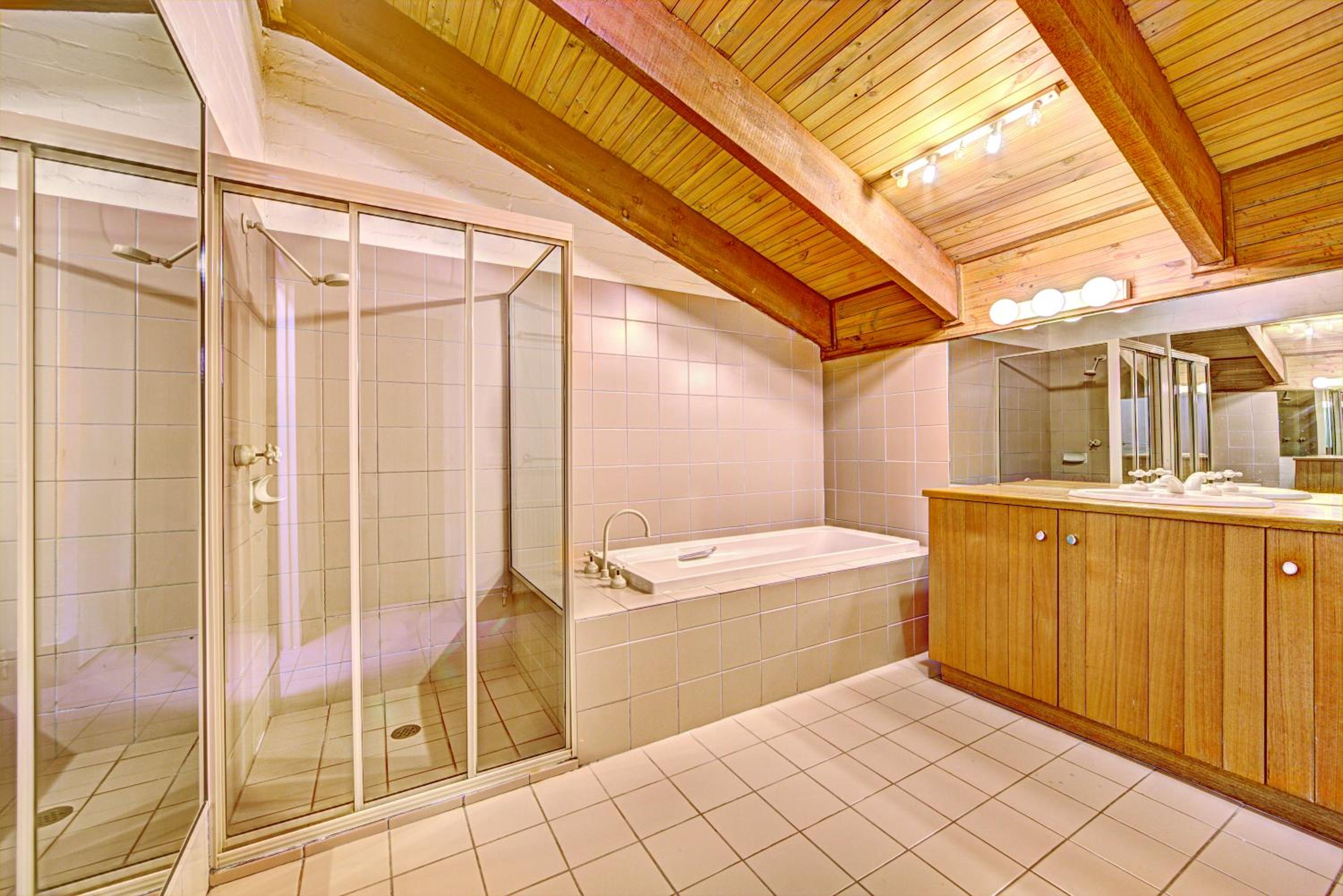 Three-Bedroom Apartment photo 2