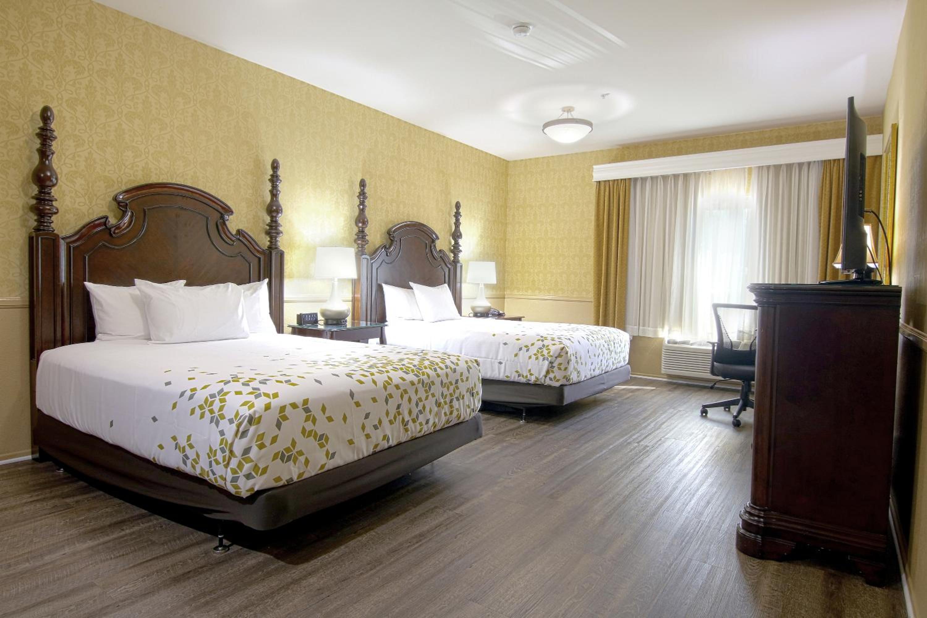 Queen Room with Two Queen Beds - Mobility/Hearing Accessible - Non-Smoking - Photo 2
