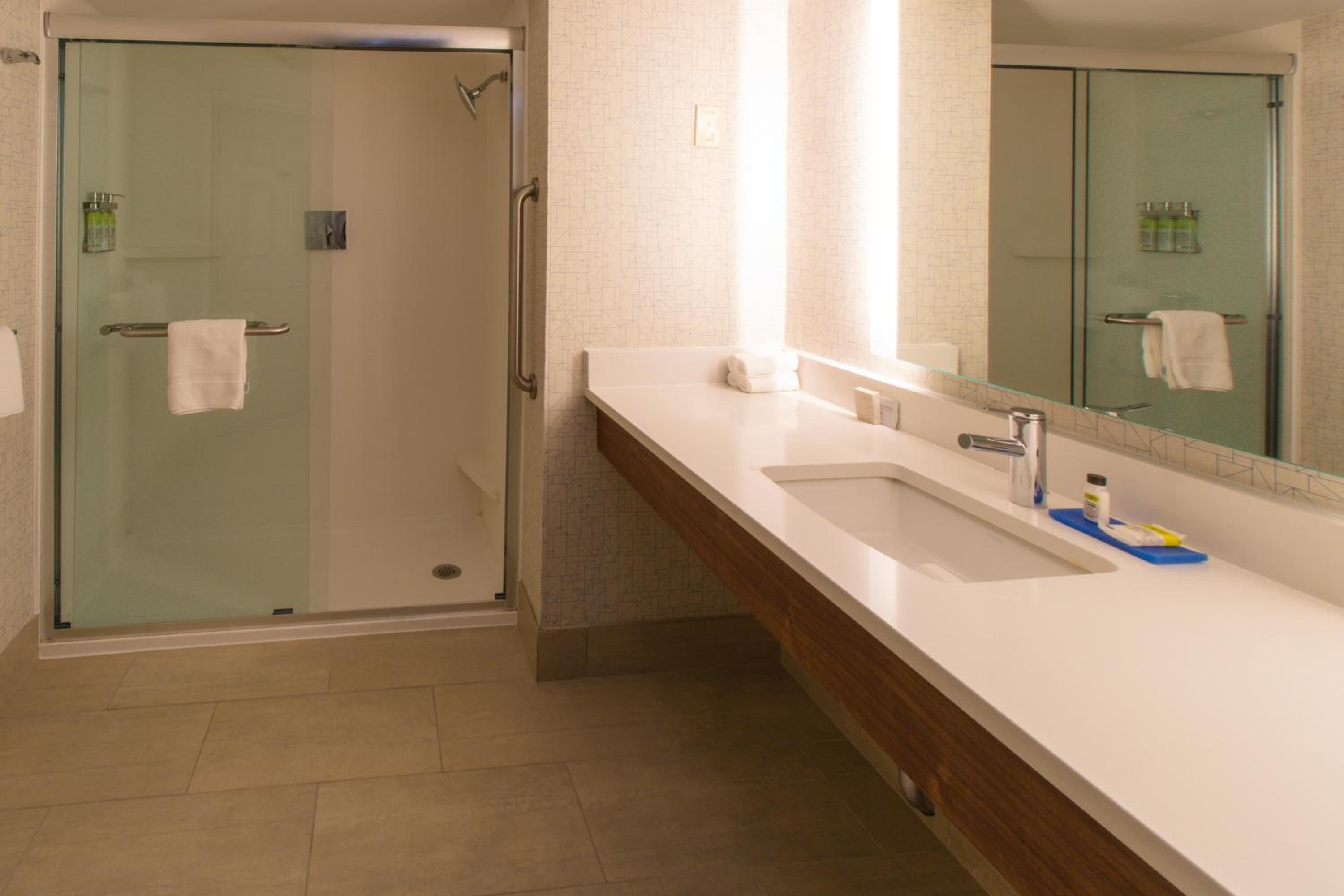 Queen Suite with Two Queen Beds - Mobility Accessible with Tub - Photo 5