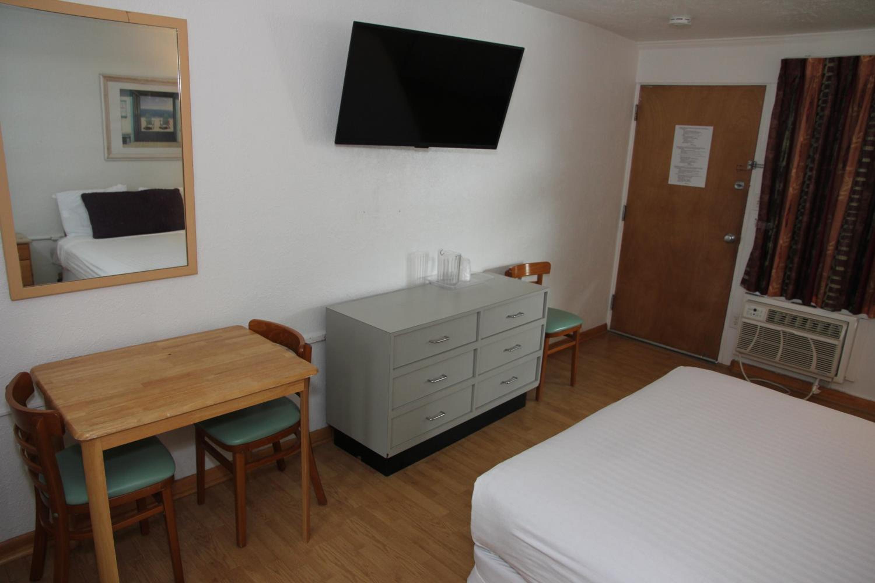 Deluxe Queen Room With Kitchenette photo 2