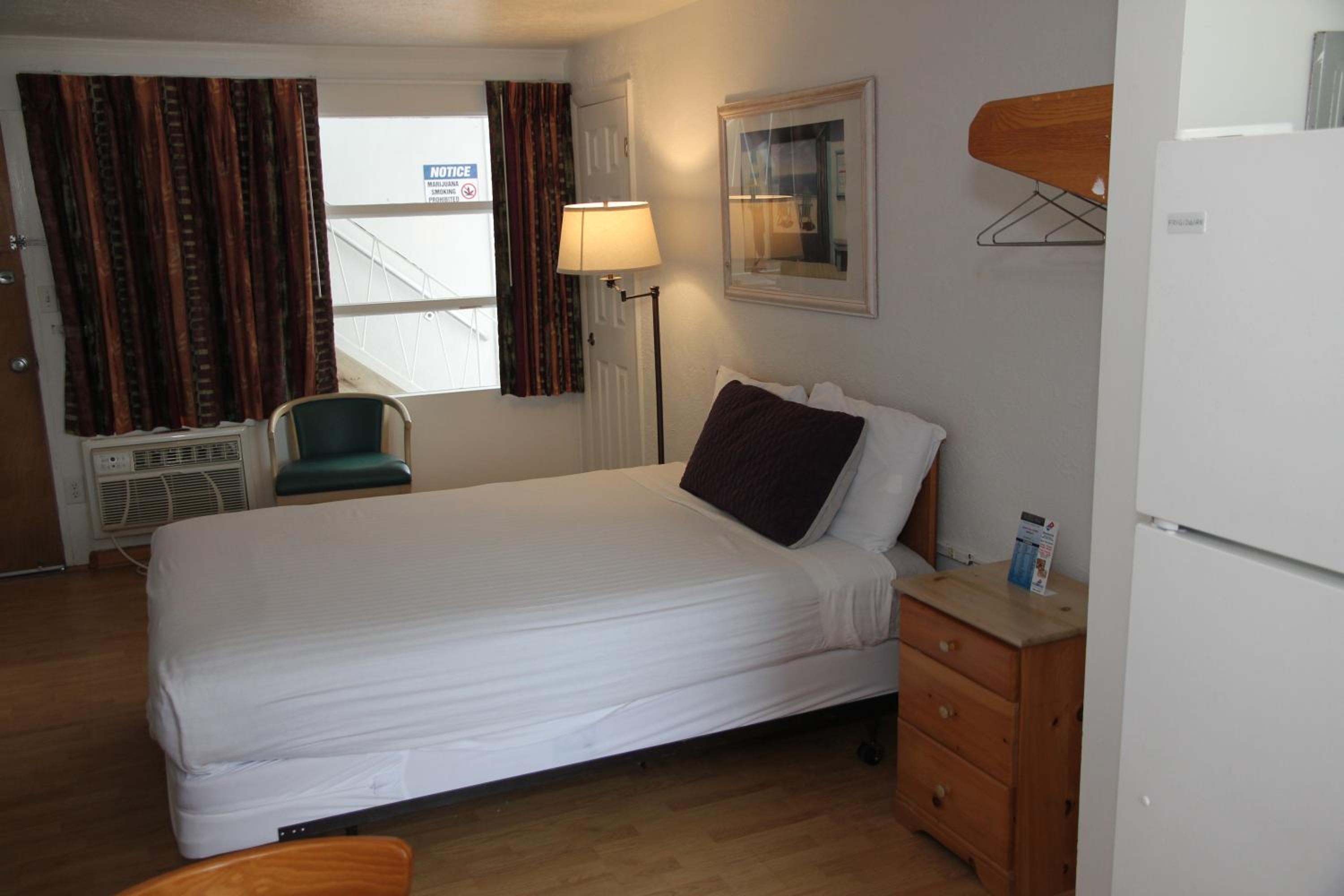 Deluxe Queen Room With Kitchenette photo 1