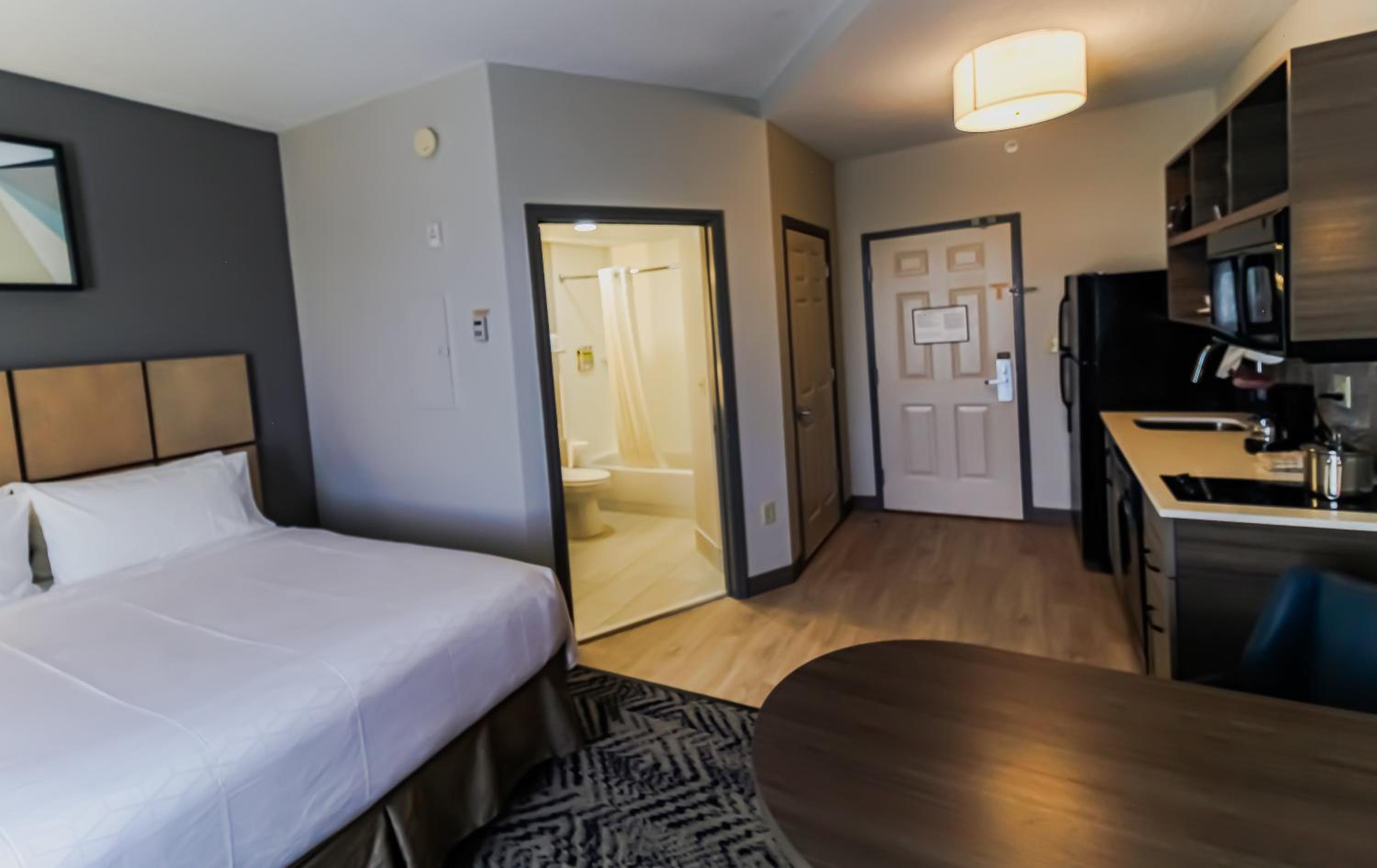 Studio Queen Suite - Photo 2