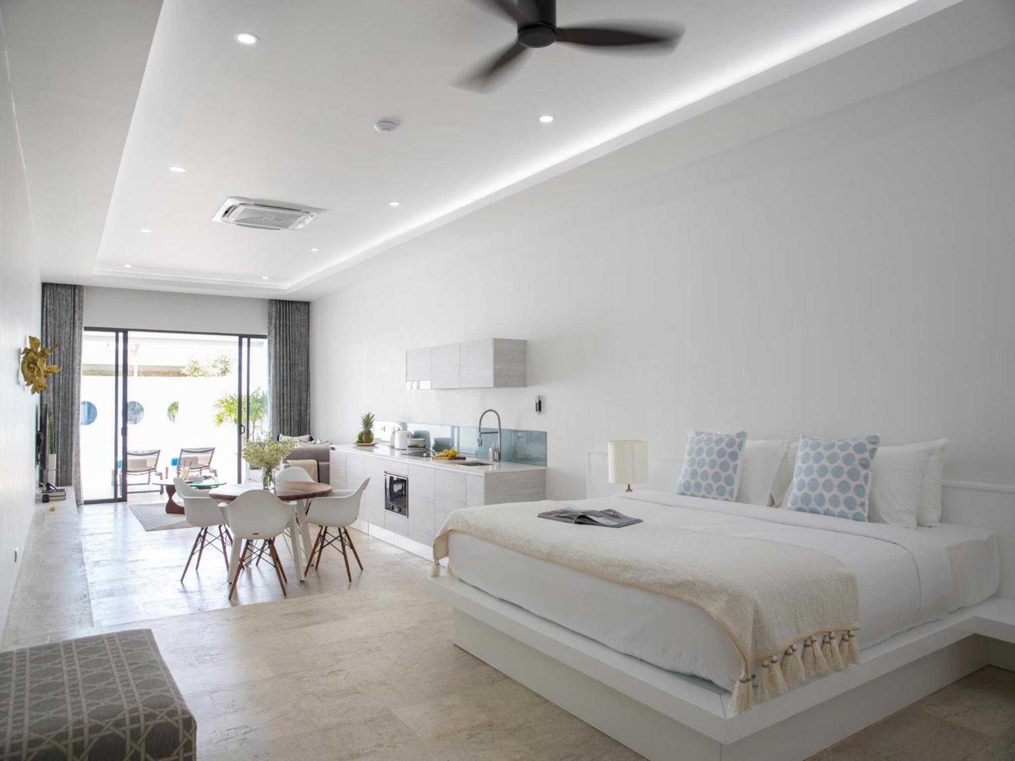 One-Bedroom Pool Suite - Photo 16