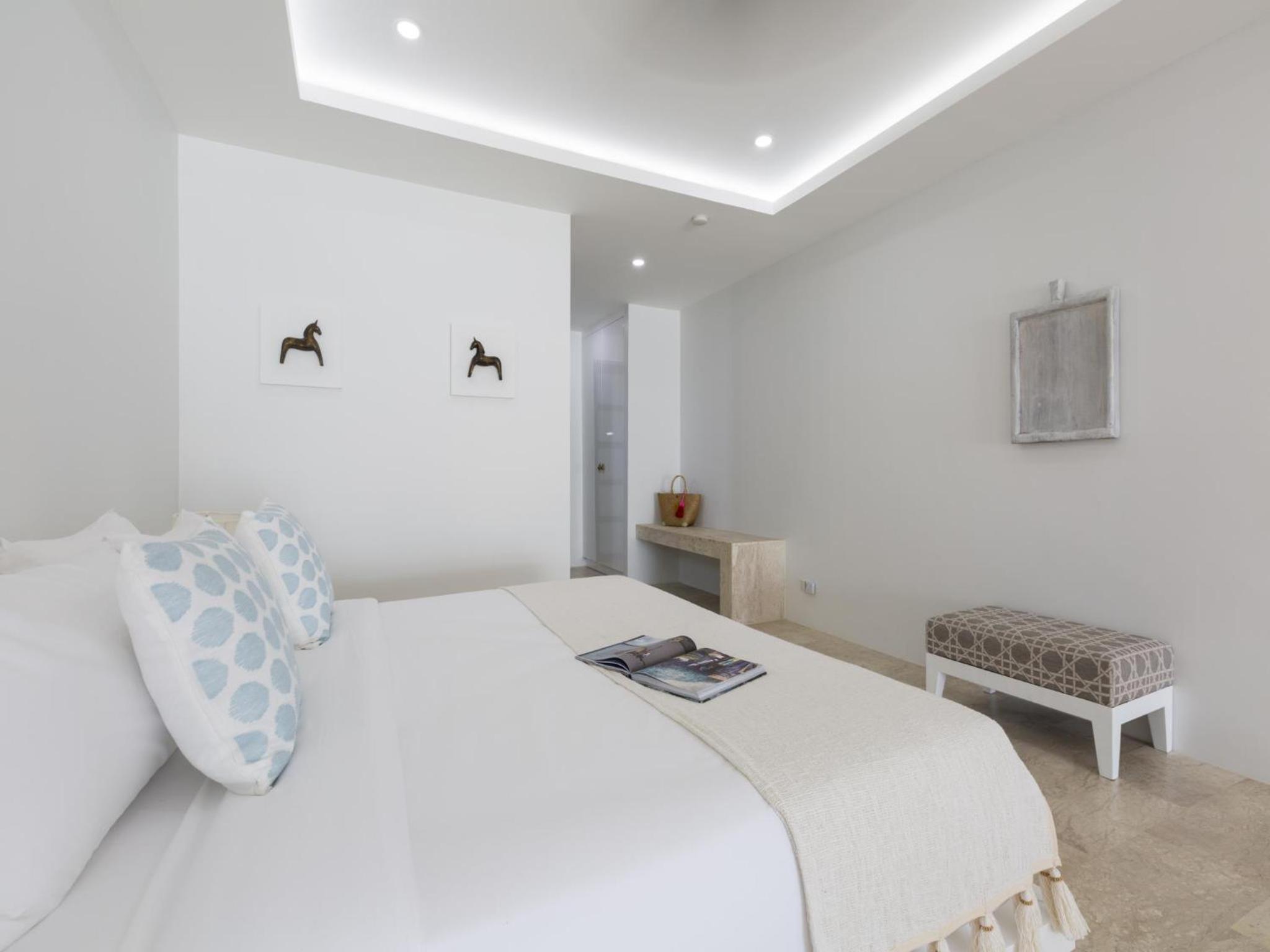 One-Bedroom Pool Suite - Photo 15