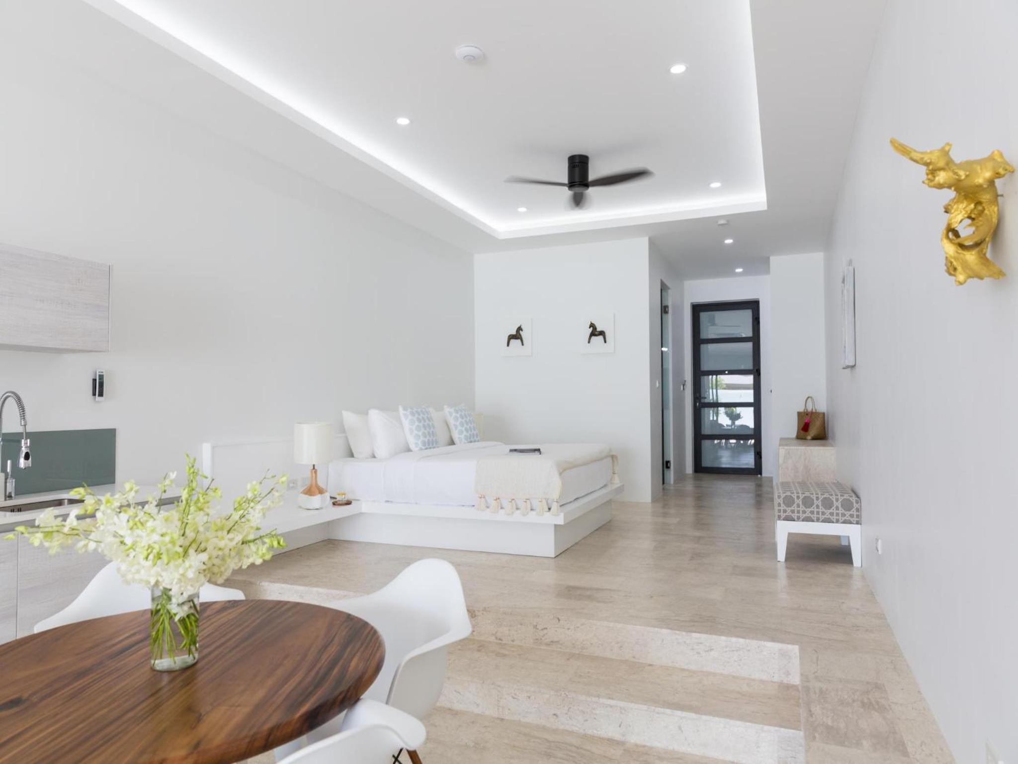 One-Bedroom Pool Suite - Photo 14