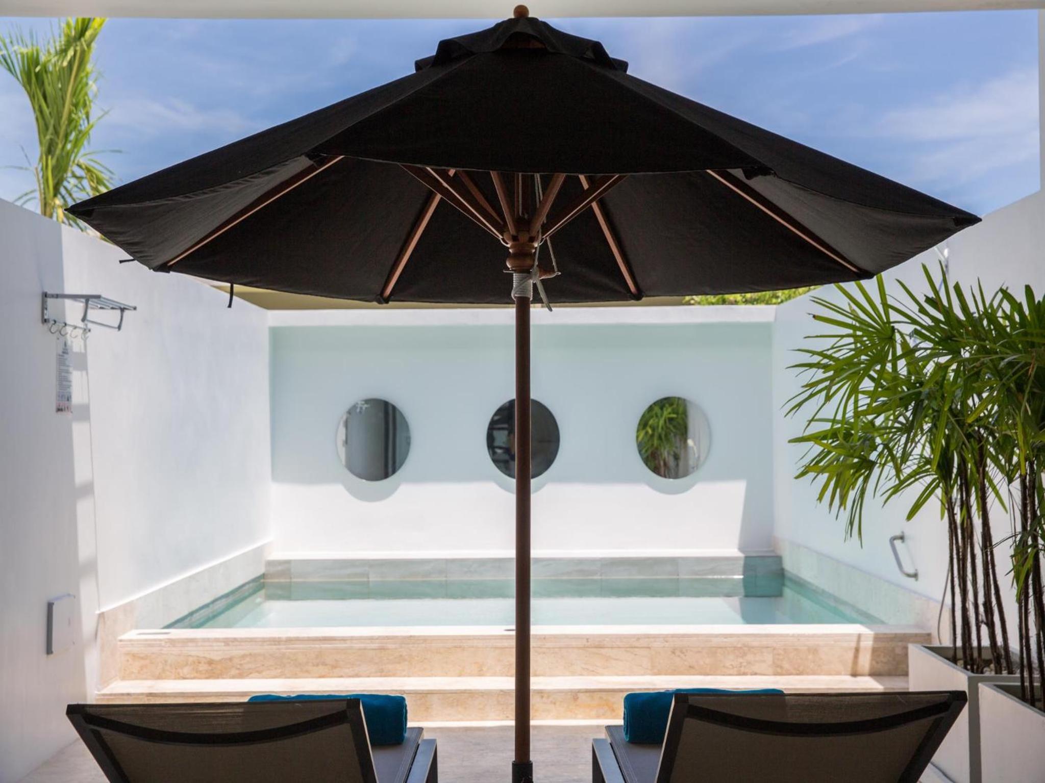 One-Bedroom Pool Suite - Photo 4
