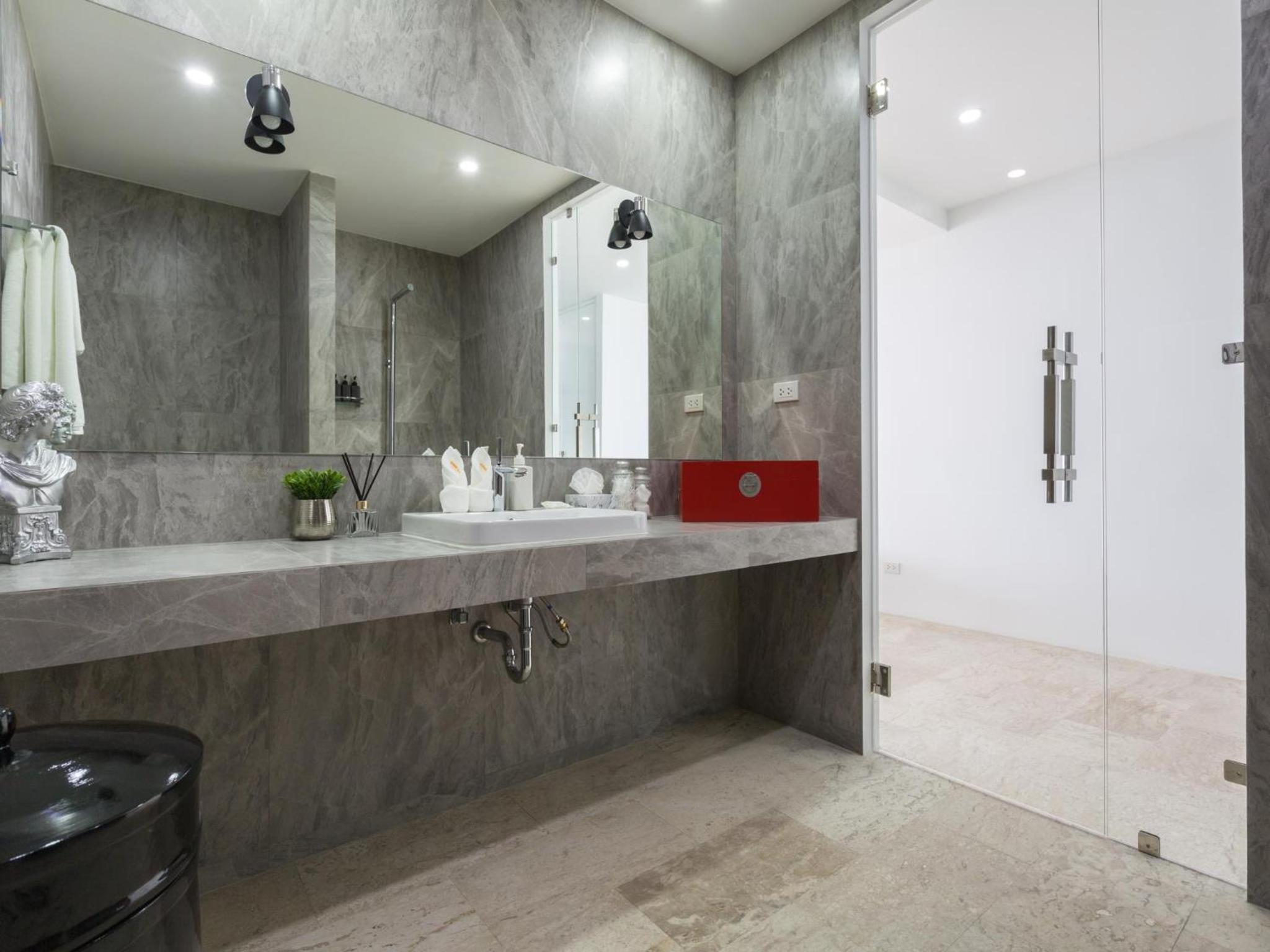One-Bedroom Pool Suite - Photo 8