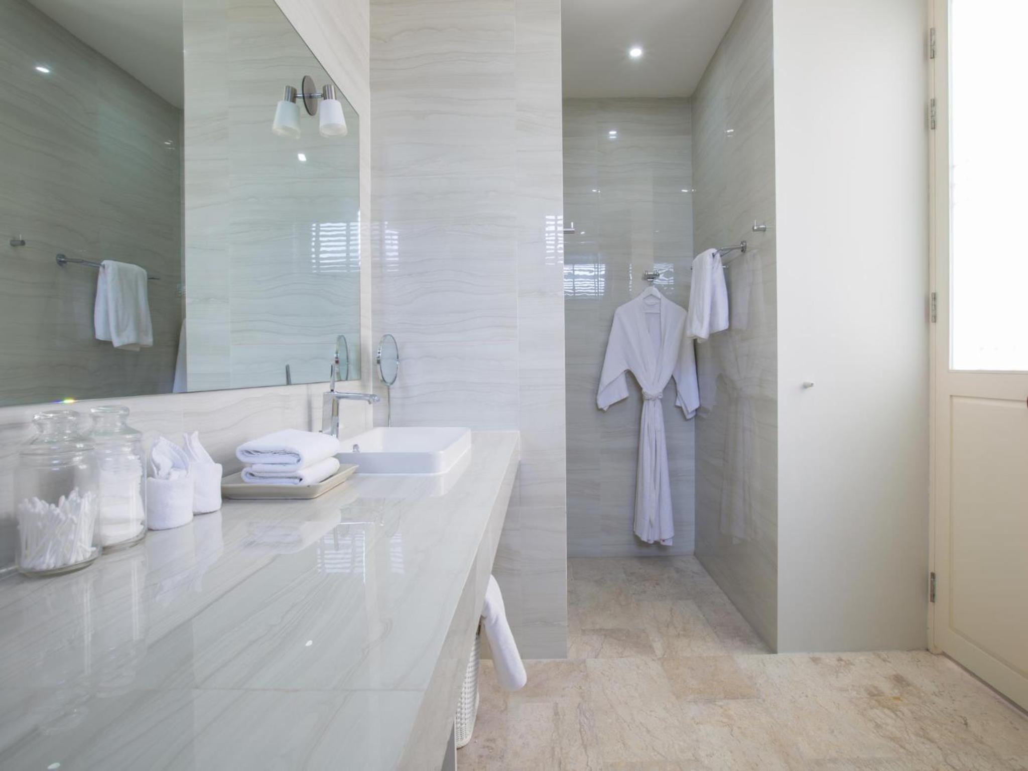 Two-Bedroom Beachfront Villa with Private Pool - Photo 6