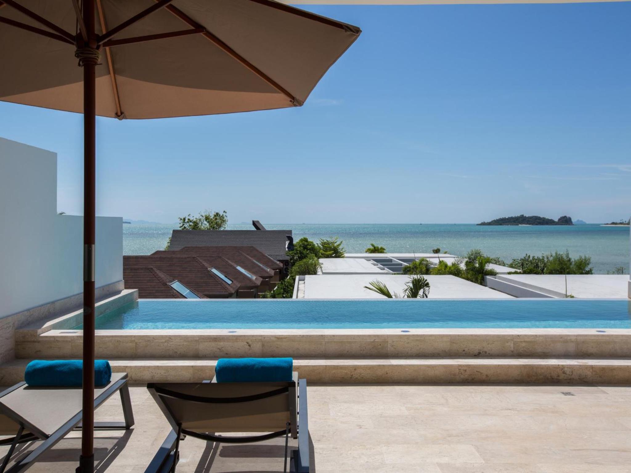 One-Bedroom Pool Suite with Sea View photo 2