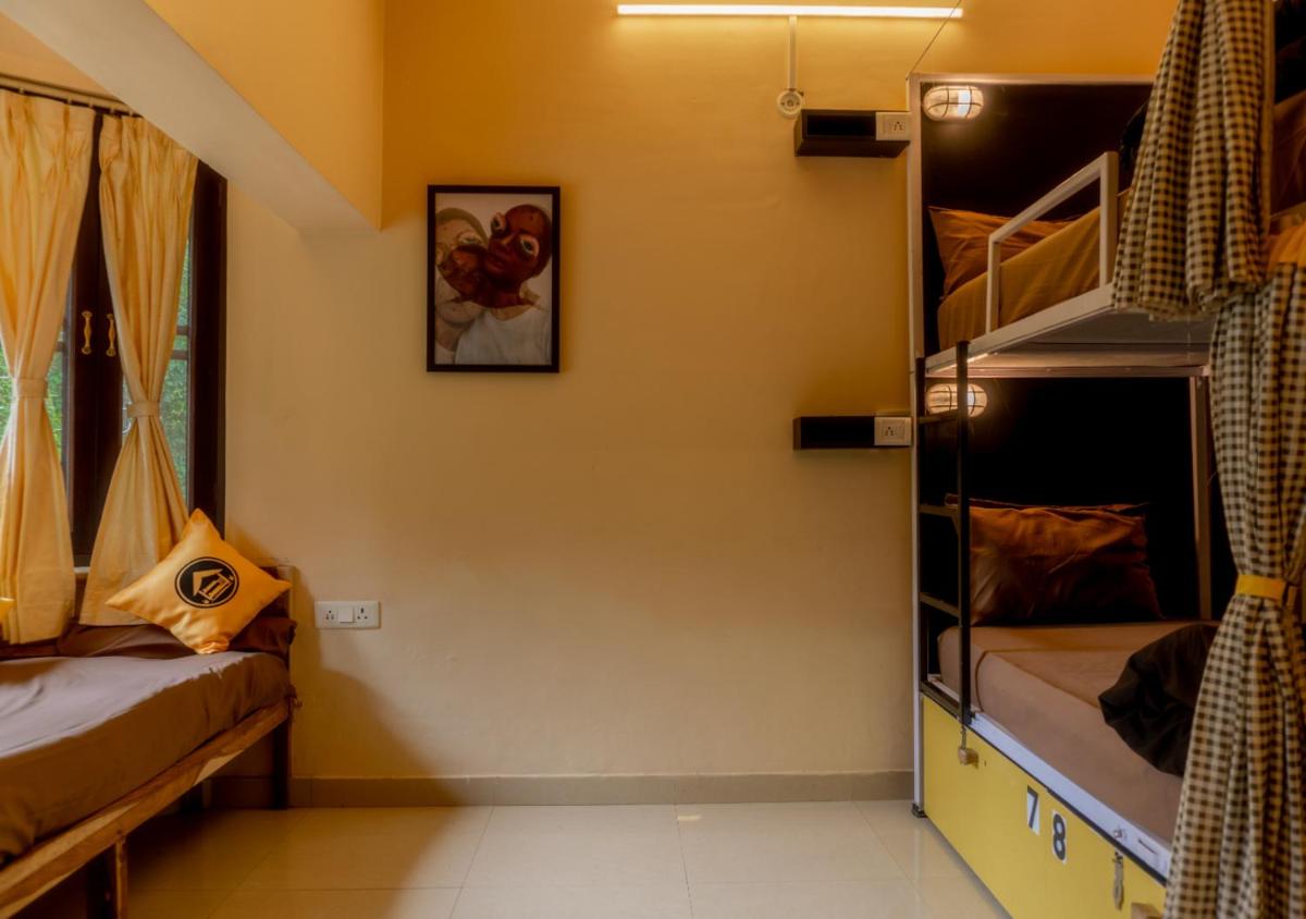 Bed in 8-Bed Mixed Dormitory Room with Mountain View photo 3