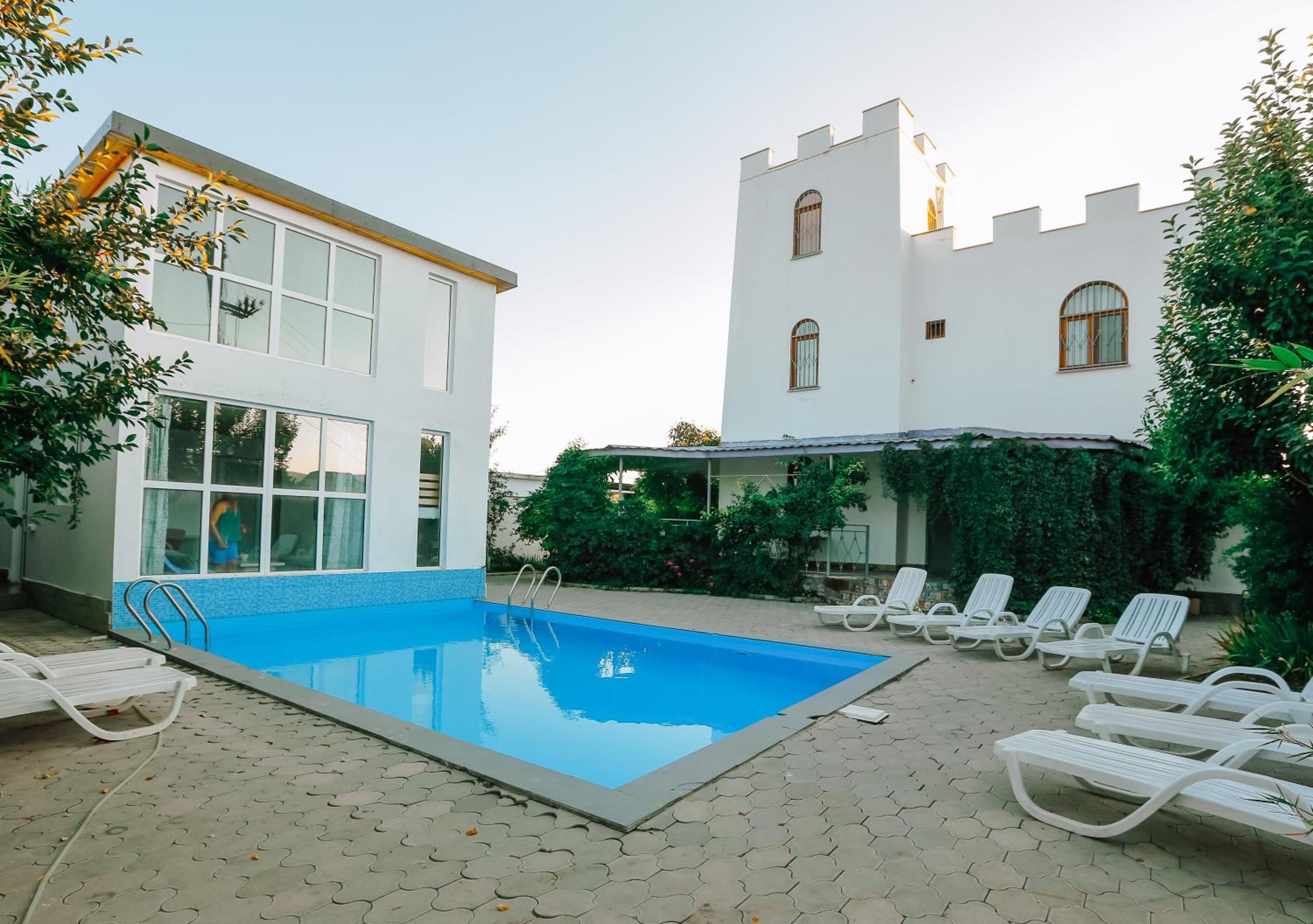 Seven-Bedroom House - Photo 4