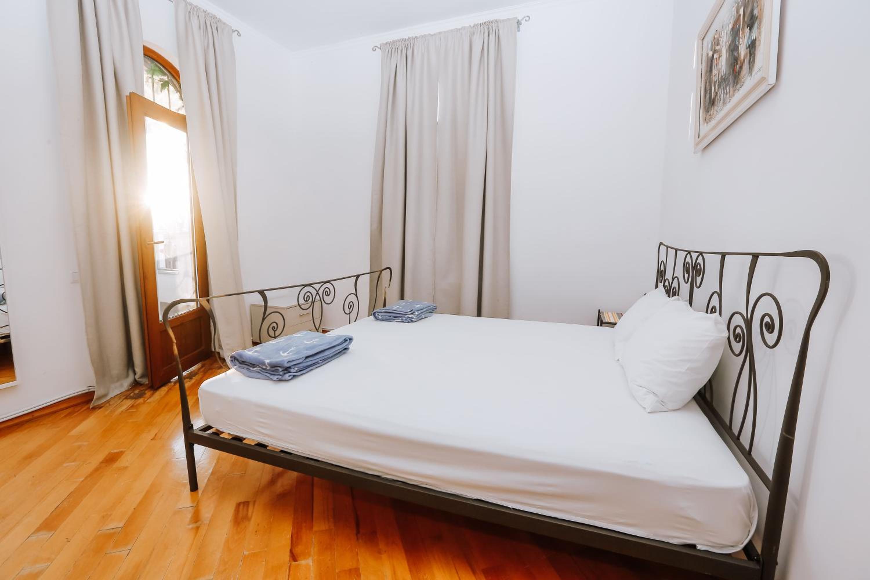 Seven-Bedroom House - Photo 17