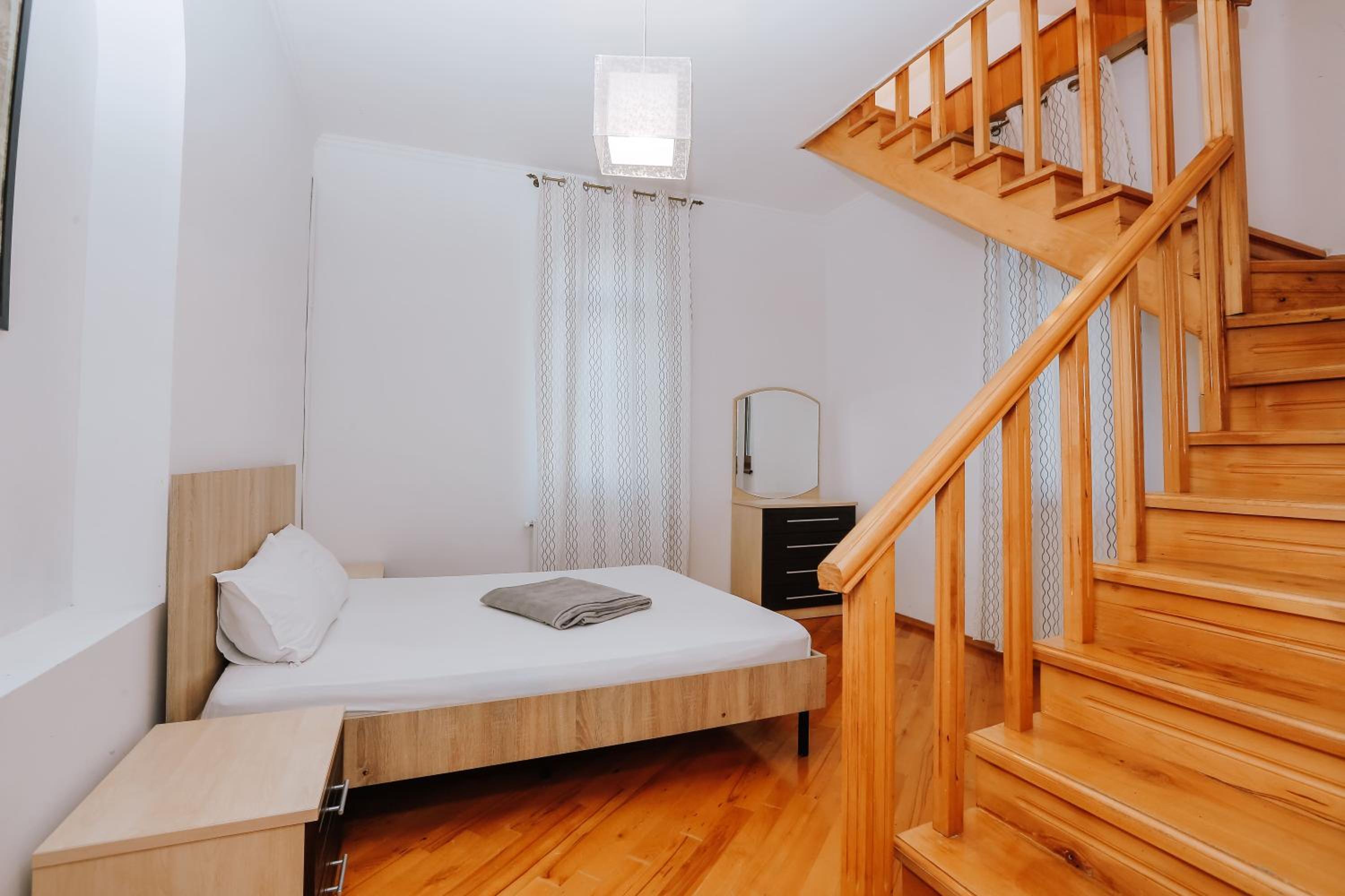 Seven-Bedroom House - Photo 15