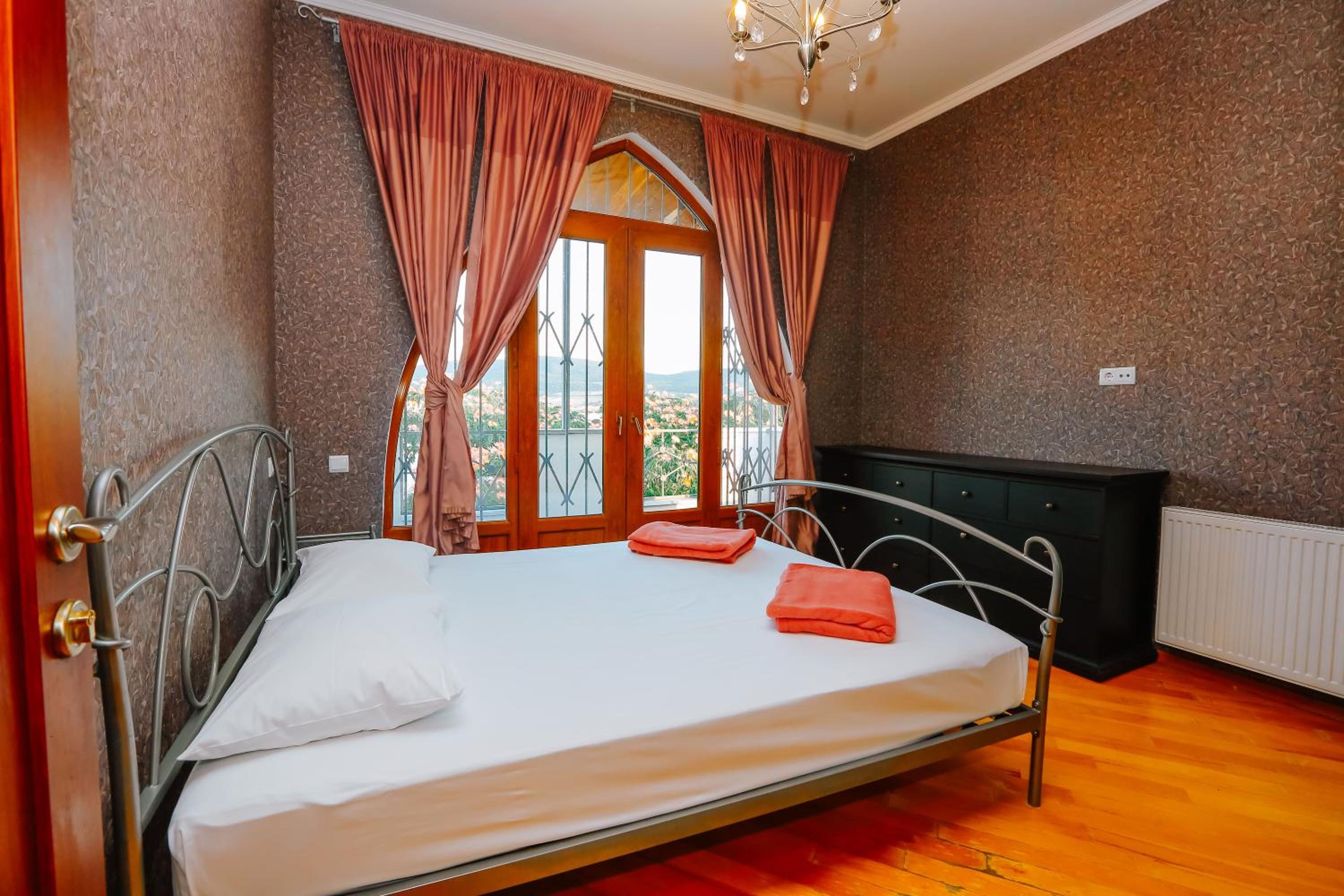 Seven-Bedroom House - Photo 19